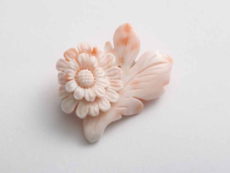 高知の珊瑚ブローチ大　スプレー菊B - 【当店限定】すべて1点もの、高知から届く稀少な宝石珊瑚のブローチ