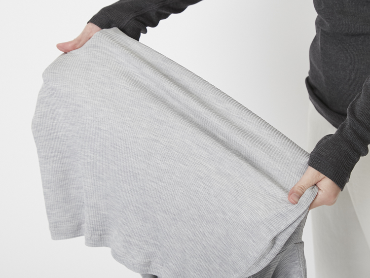 DRESS HERSELF/シルクリブクルーネックカットソー - シルク100%の柔らかリブが体を包む、重ね着に万能なカットソー