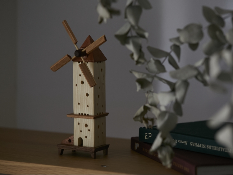 utatane/ナツメの風車  物語をイメージして制作した、幻想的な木製