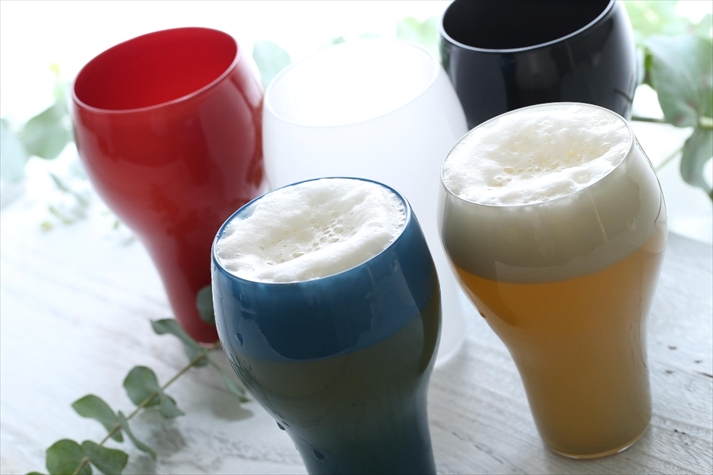 マッドカラーのグラスで彩る晩夏のビール
