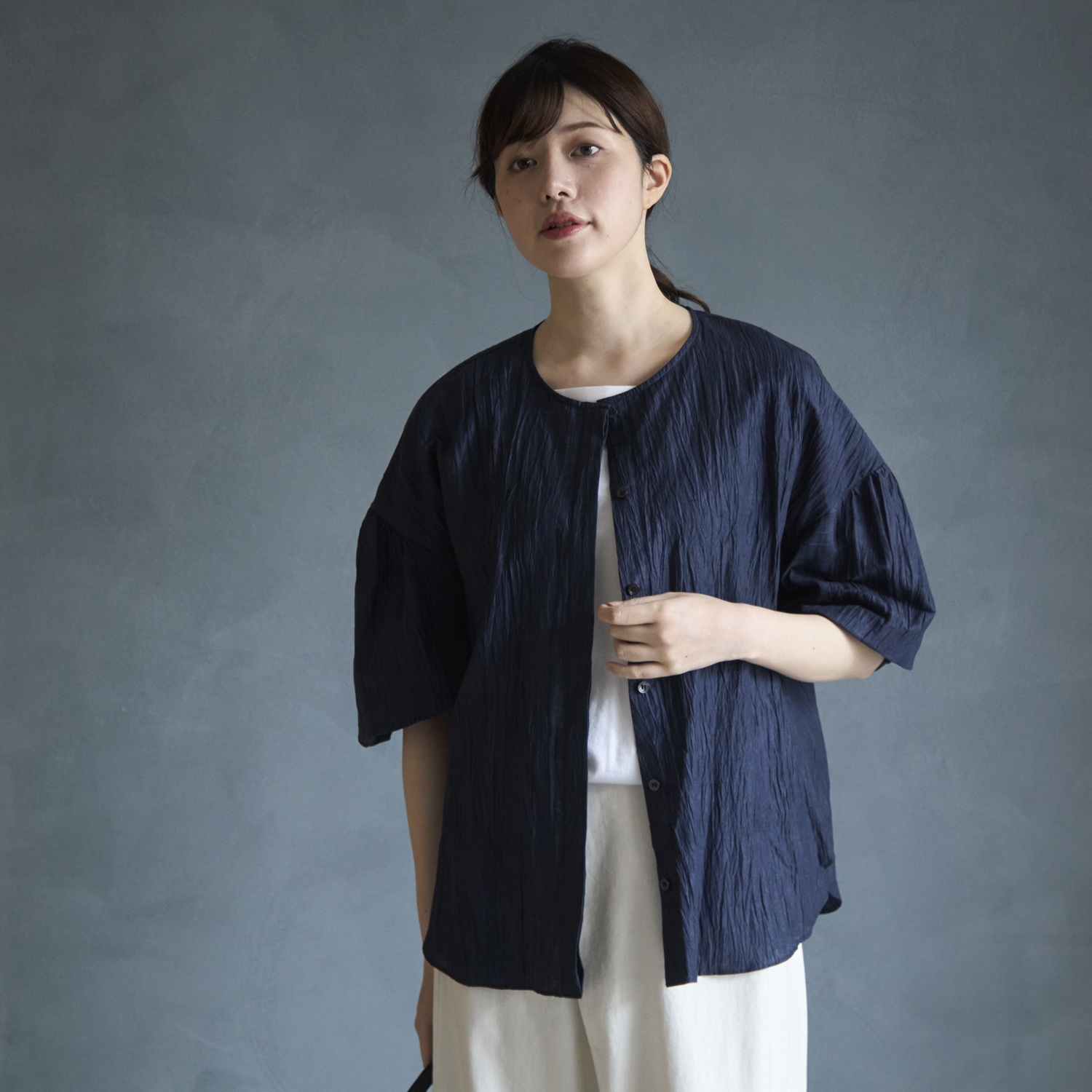Kilka/軽くて羽織としても使える2WAYシャーリングブラウス