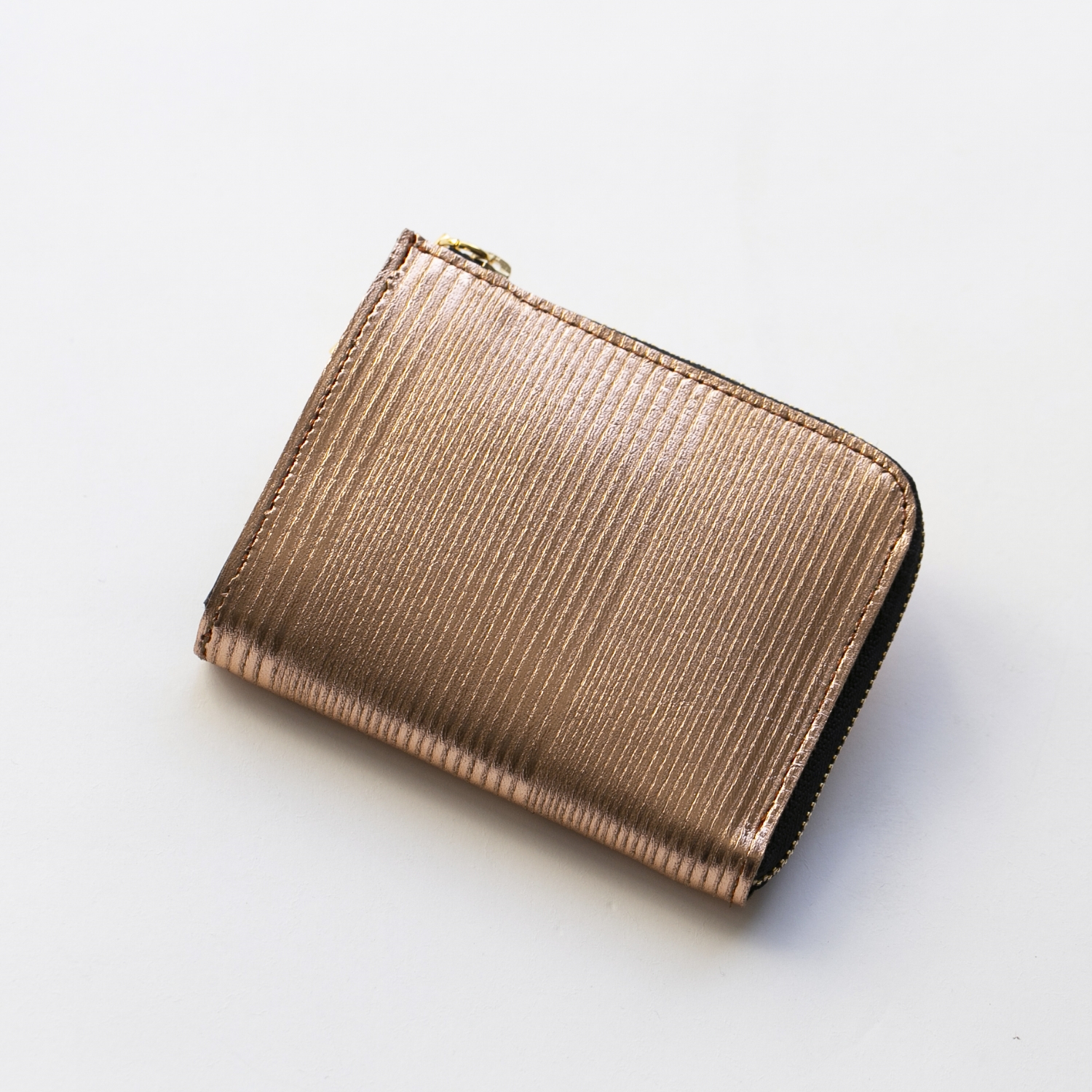 POMTATA/VILA L-Zipショートウォレット -箔押しが美しい、鞄の中で迷子