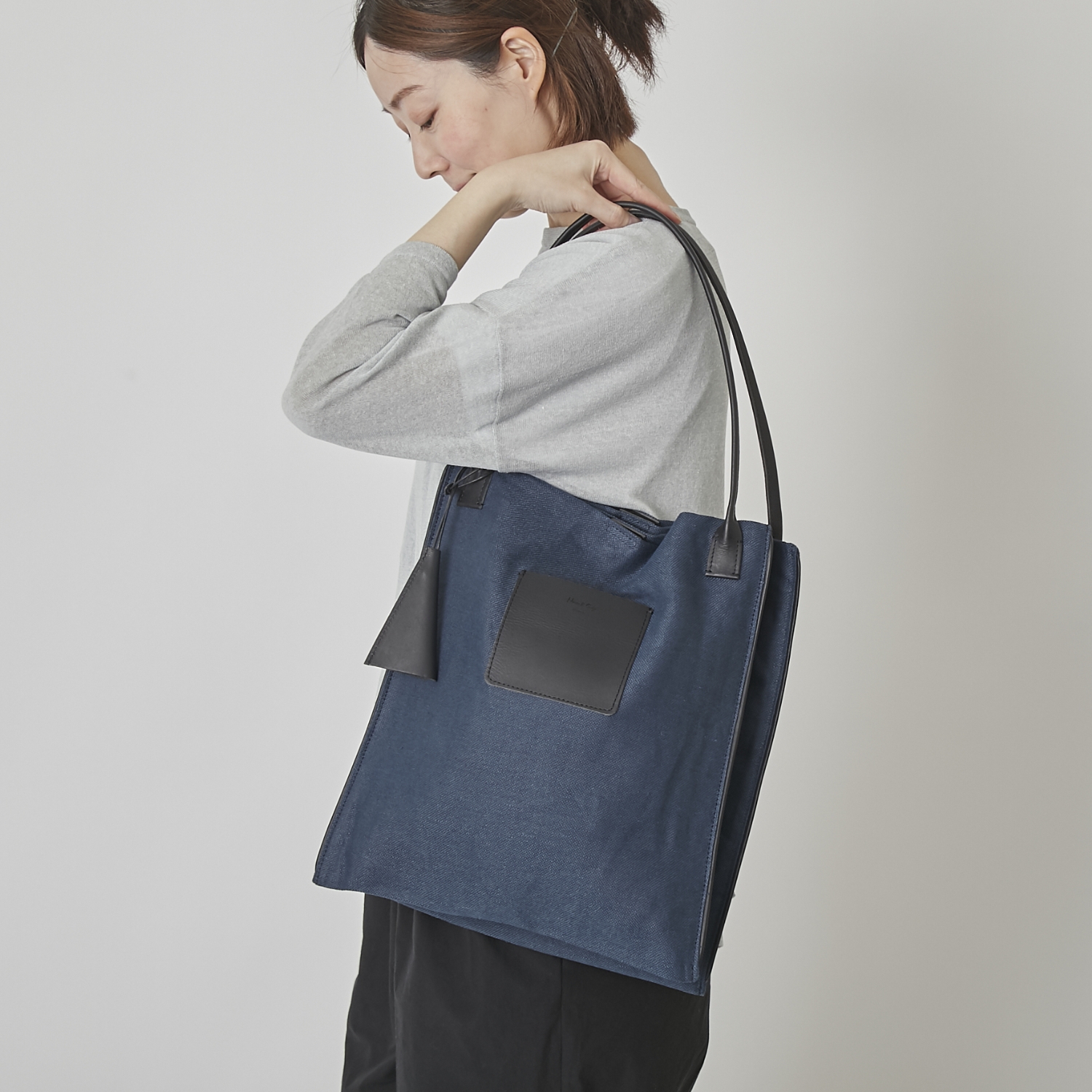 Neutral Gray/リネンのトートバッグ パラレル -バッグの中で荷物が迷子