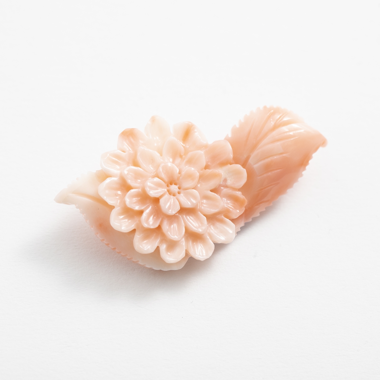 高知の珊瑚ブローチ小 ダリアA -【当店限定】すべて1点もの、高知から 