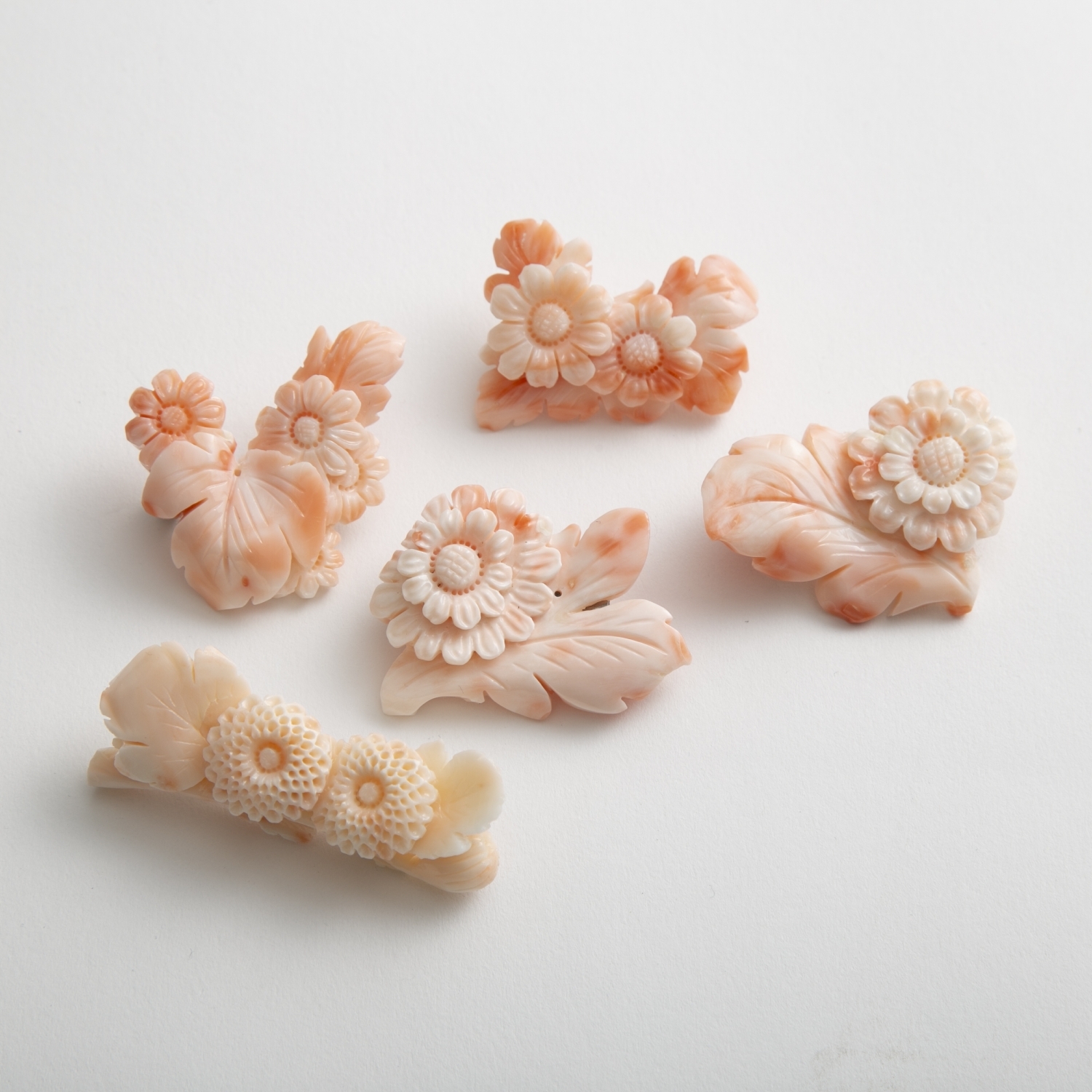 高知の珊瑚ブローチ大　スプレー菊B - 【当店限定】すべて1点もの、高知から届く稀少な宝石珊瑚のブローチ