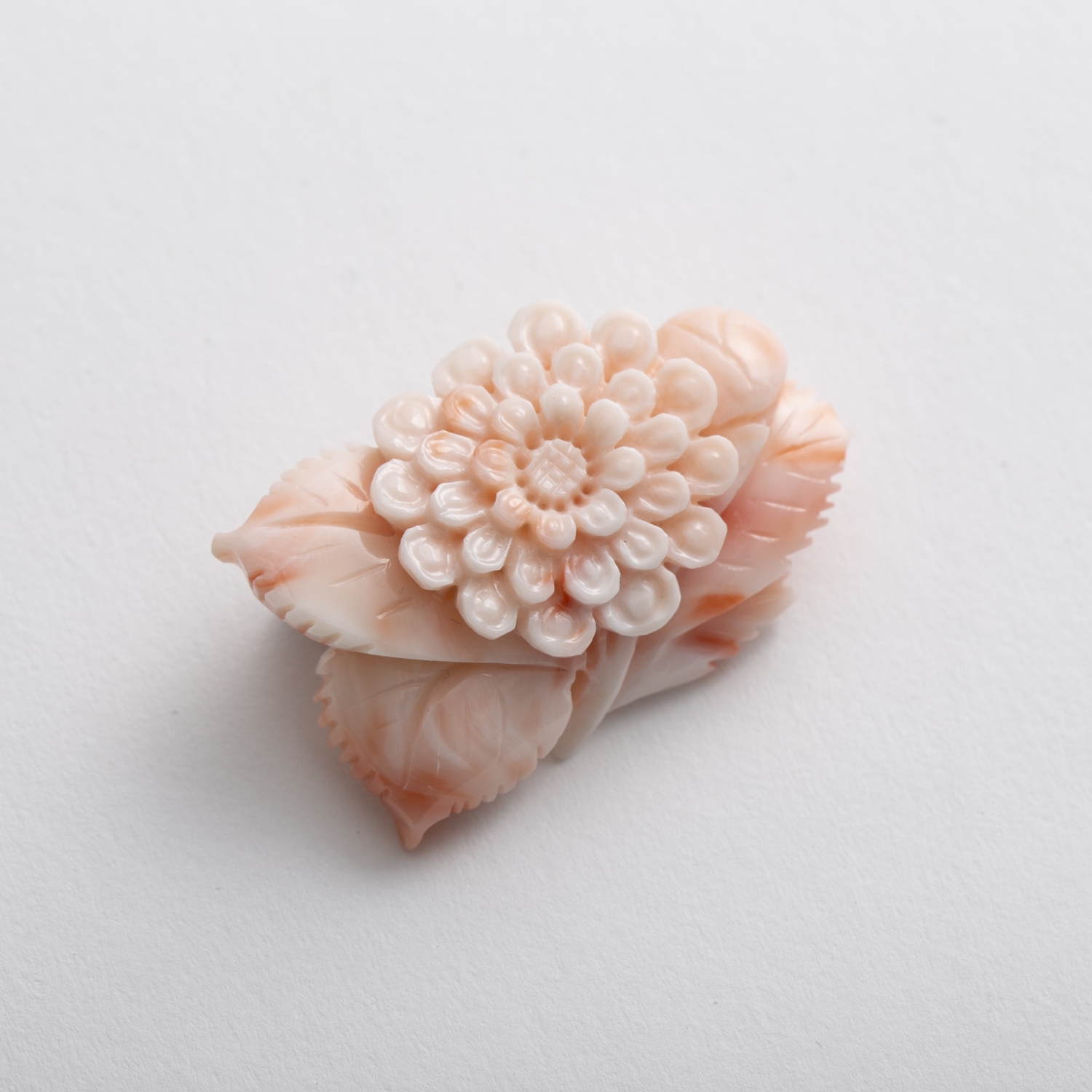 ピンク珊瑚 薔薇の花と蝶（チョウ）のブローチ アクセサリー 『宝石