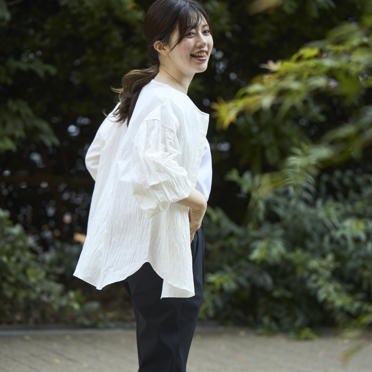 Kilka/軽くて羽織としても使える2WAYシャーリングブラウス