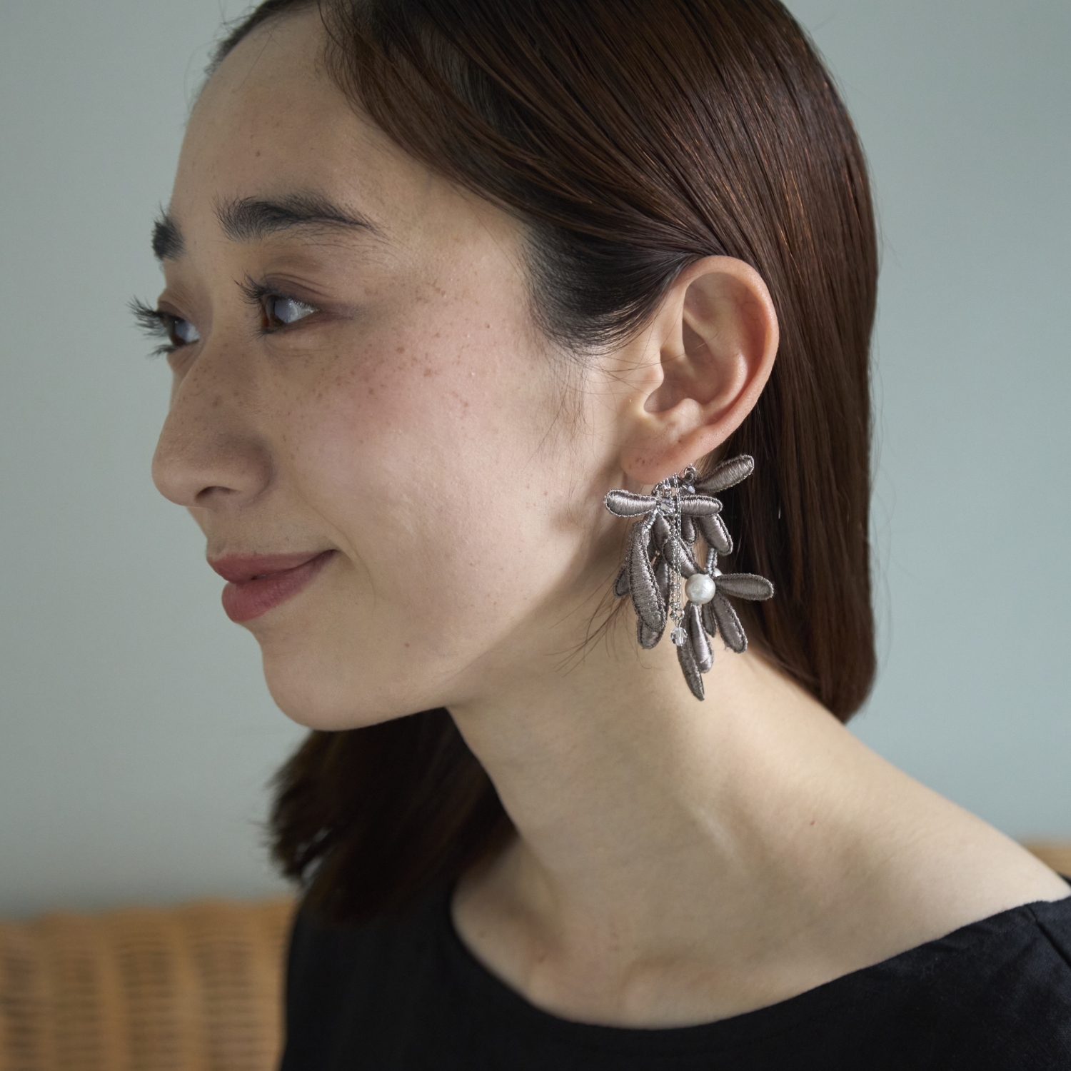 再販52 夏 オルテガ タッセル リボン ネイティブ 白 黒 ピアス 
