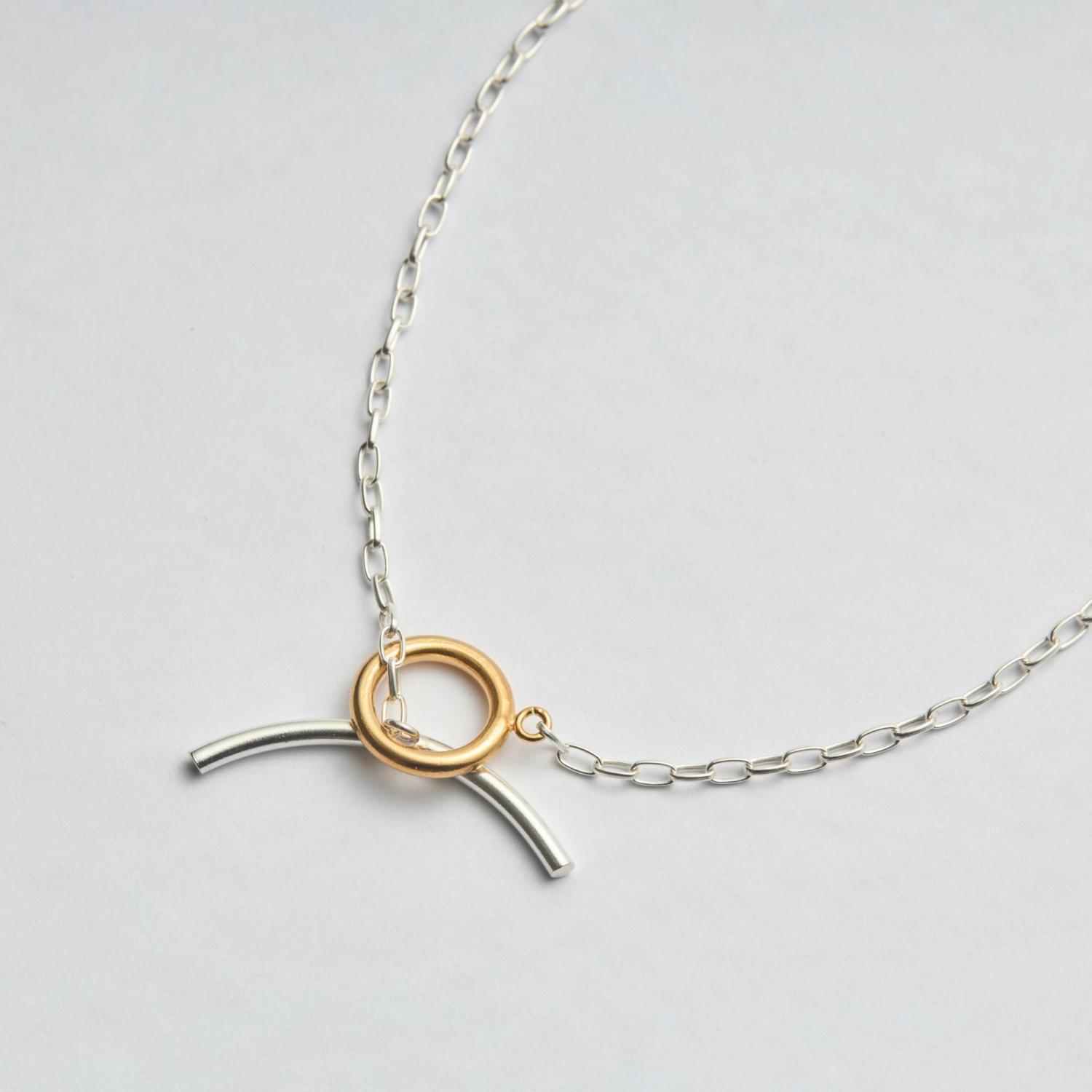 moe matsuda/太陽と月マンテルネックレス -女性らしさと力強さを備えた