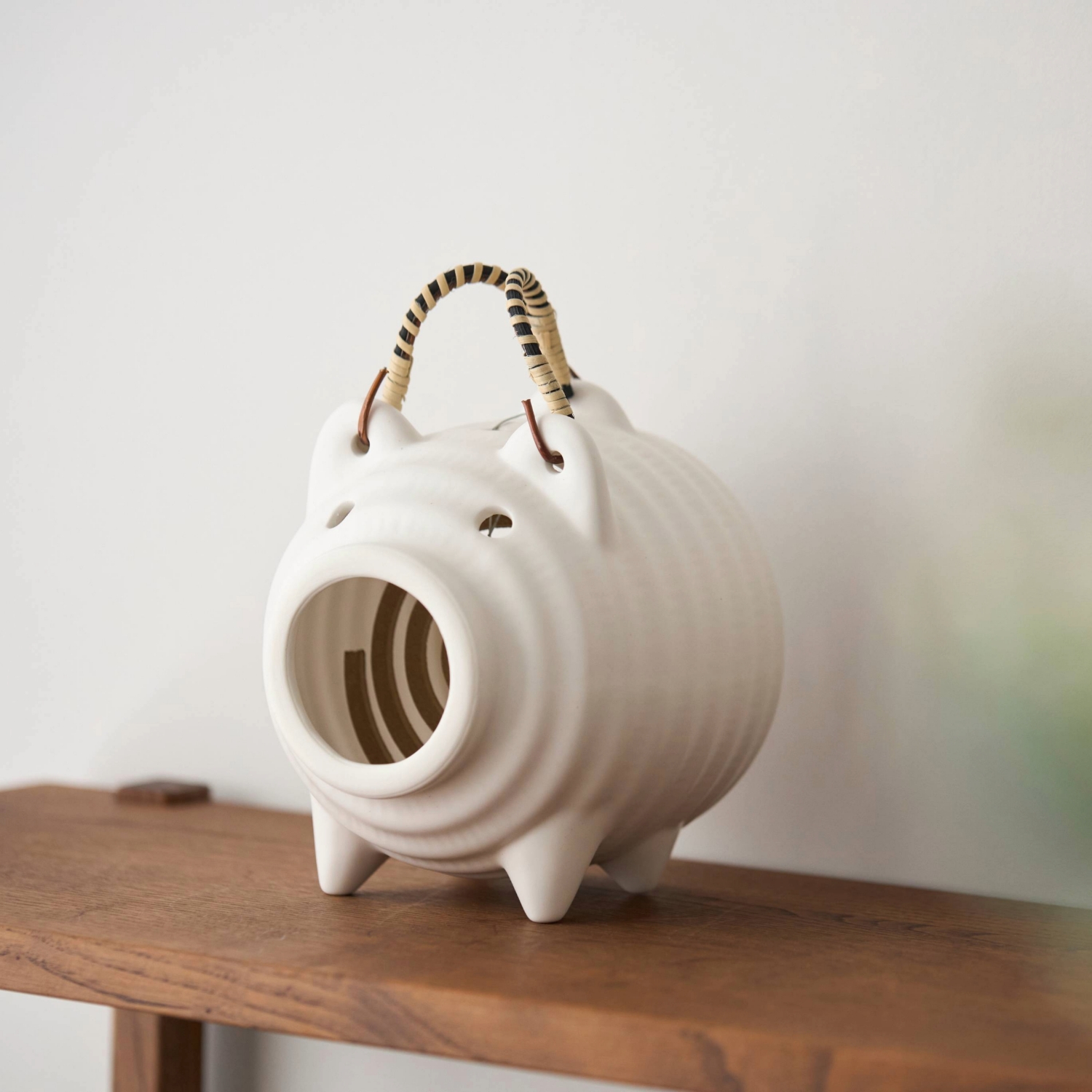 かもしか道具店/蚊やりブタ -豚のビジュアルが愛らしい、屋外でも気軽