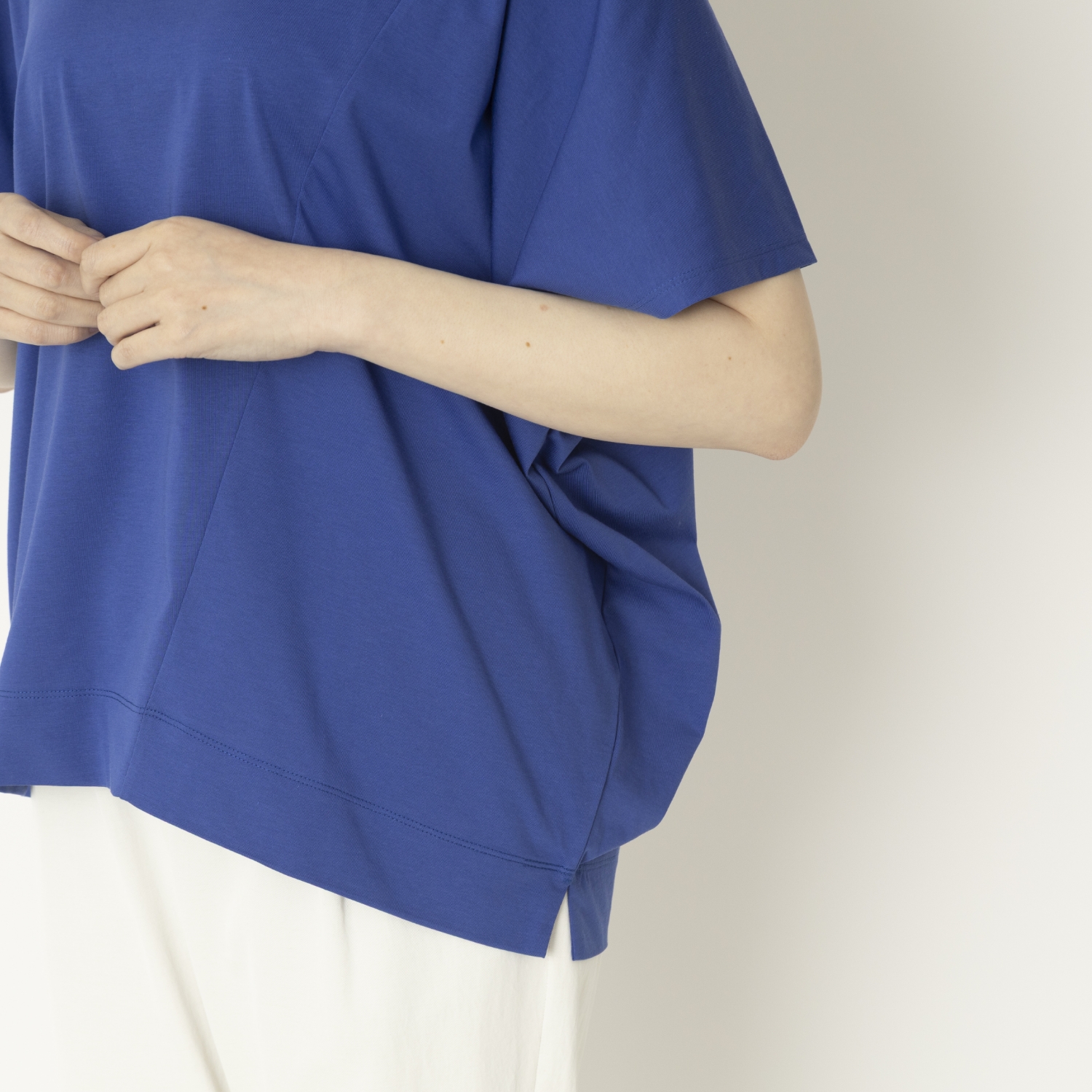 Kilka×assiette涼しくてすっきり見えが叶うアシンメトリーカットソー