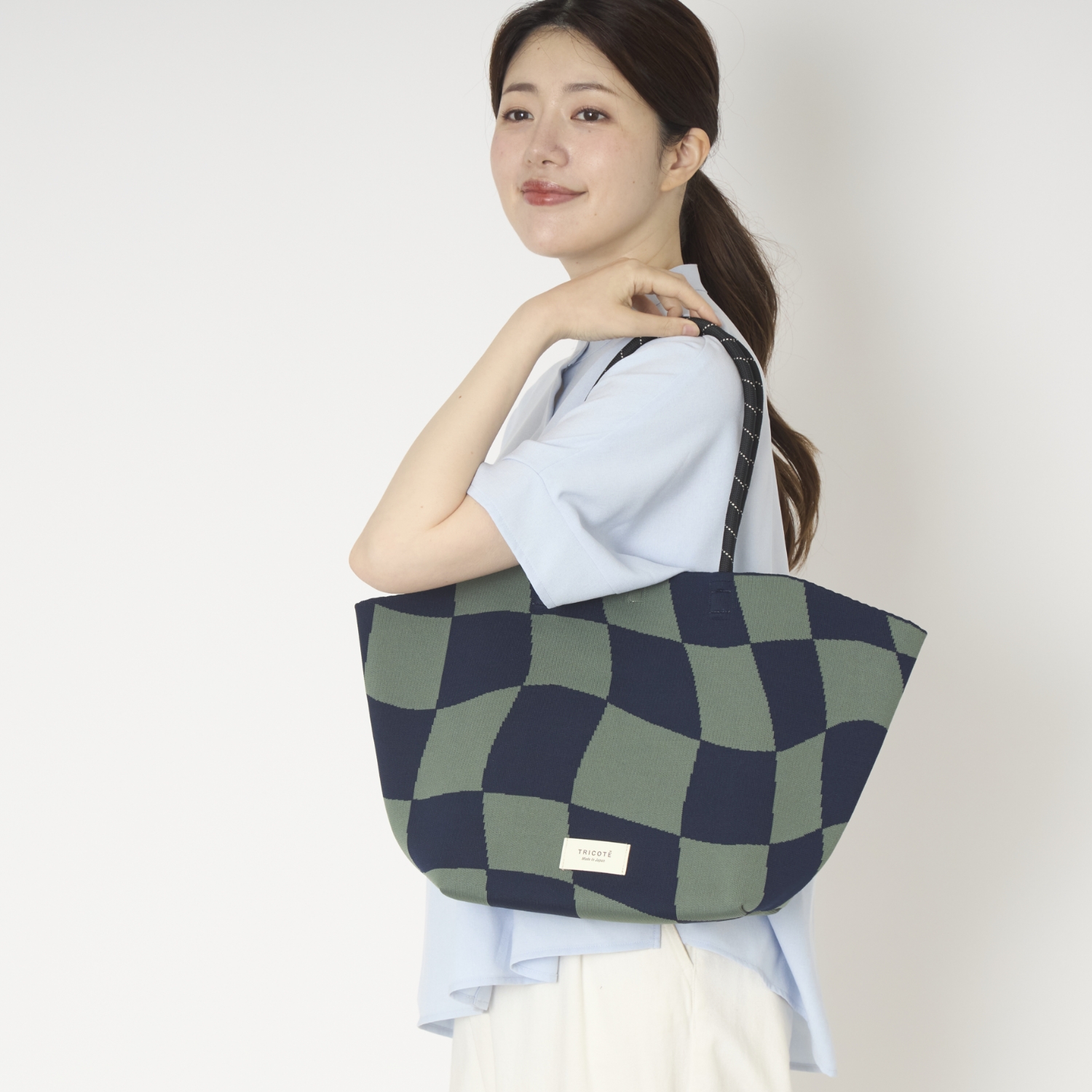 TRICOTE/FLOW BLOCK CHECK BAG -軽くて映えて食い込まない主役級ニット 