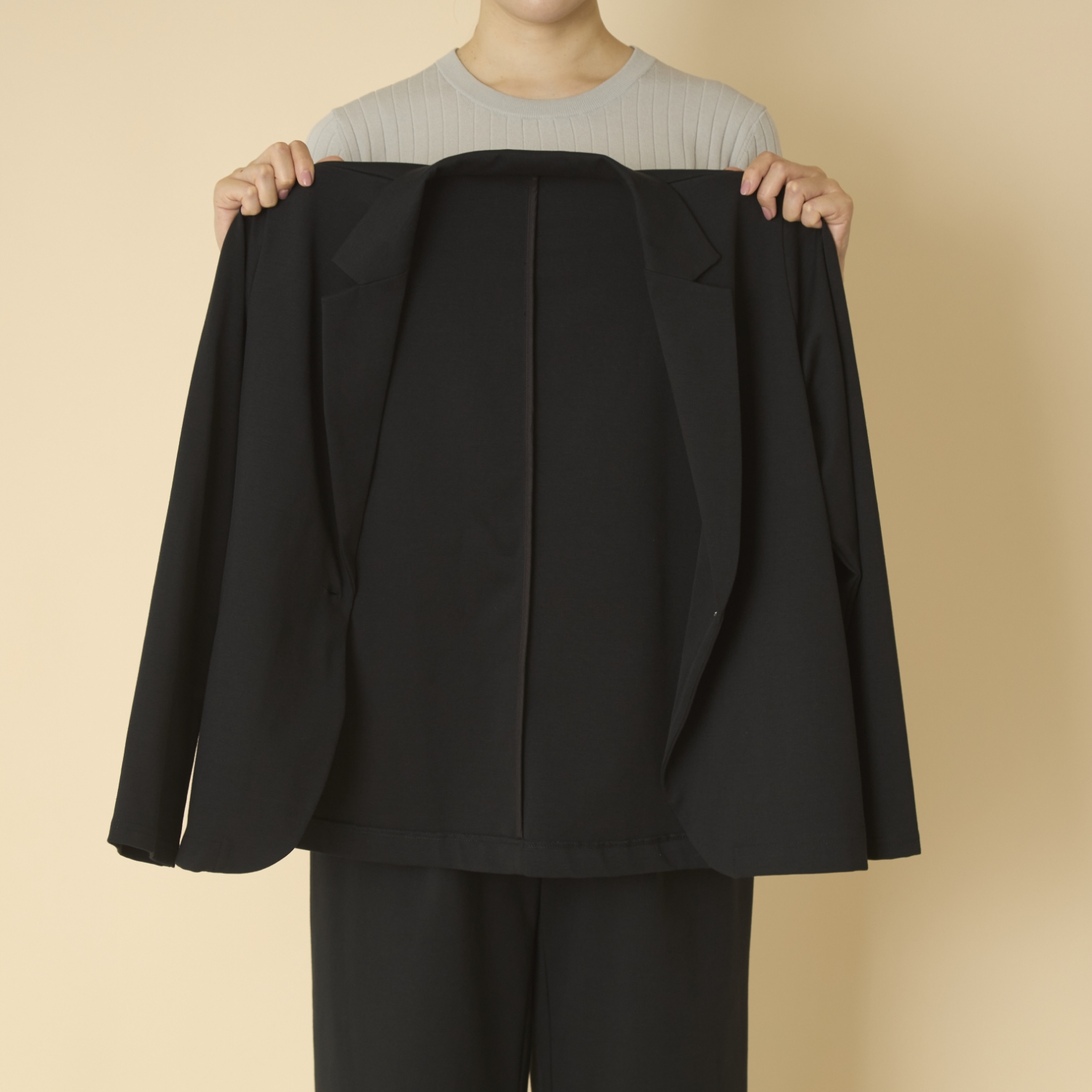 Kilka/ONとOFFをつなぐ、よく伸びる楽ちんジャケット