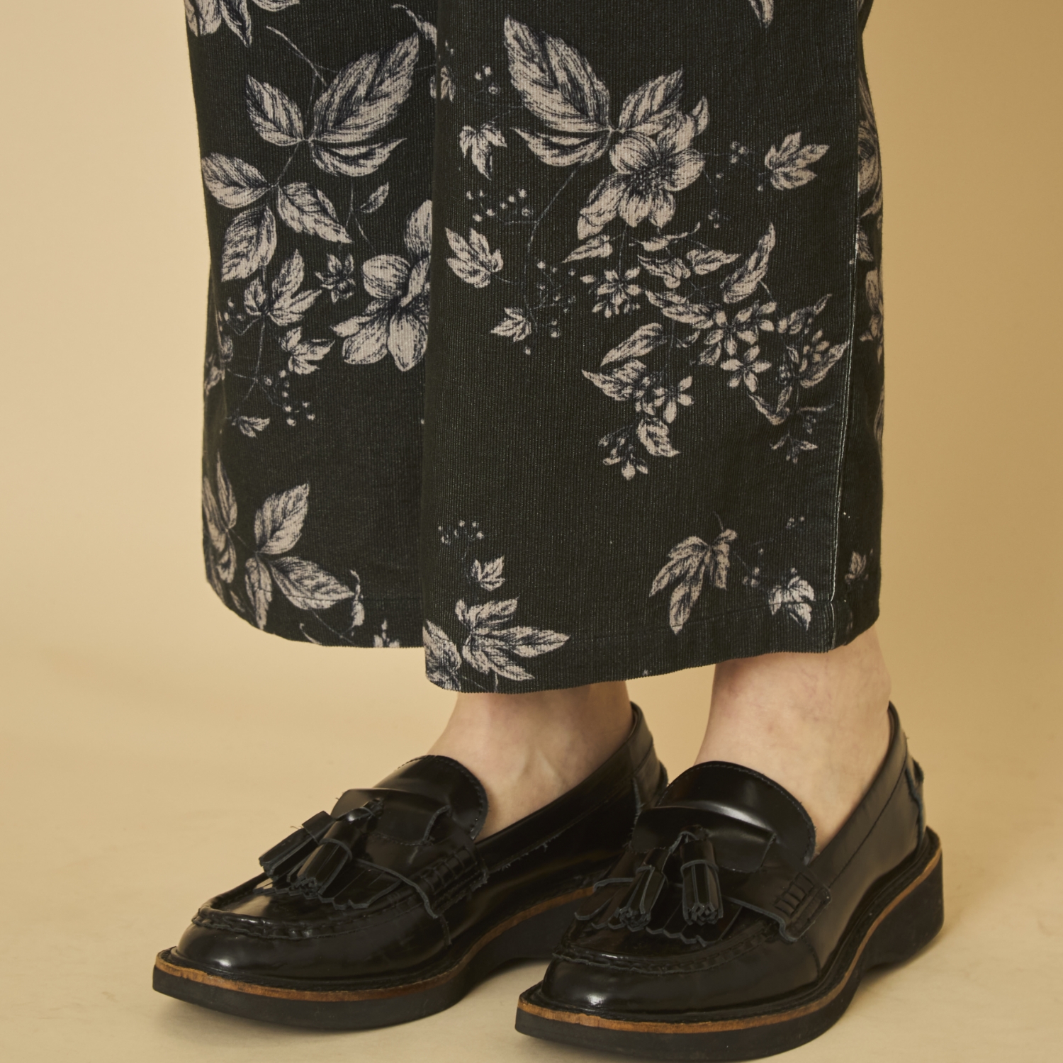 TUTIE./コーデュロイフラワープリントパンツ