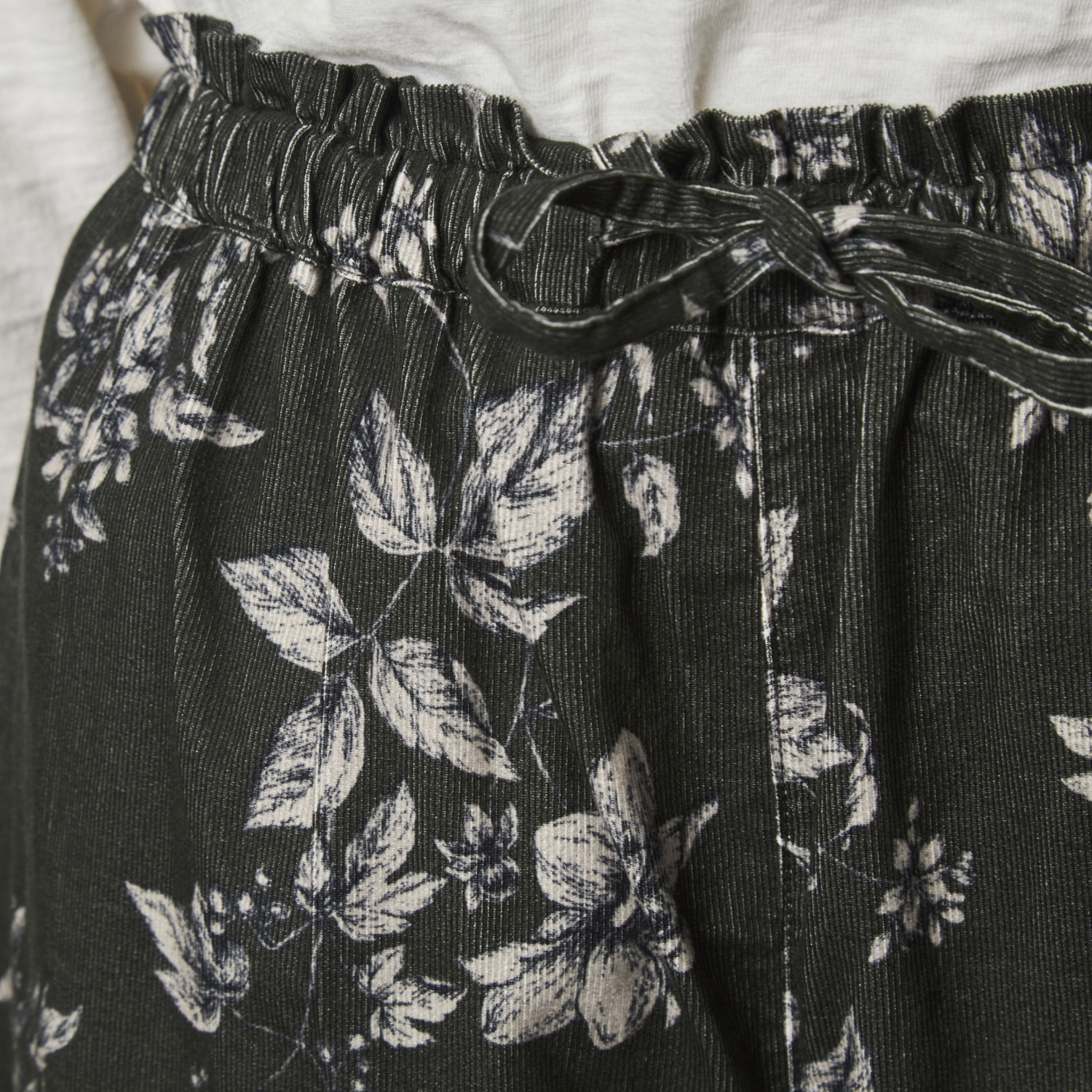 TUTIE./コーデュロイフラワープリントパンツ