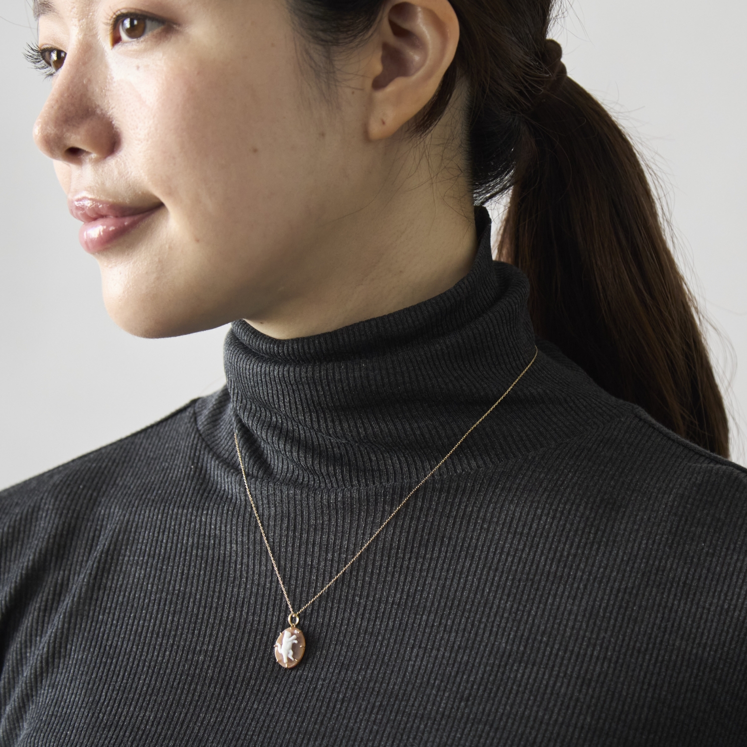 La mascotte cameo collection/猫と蝶 カメオペンダントトップ