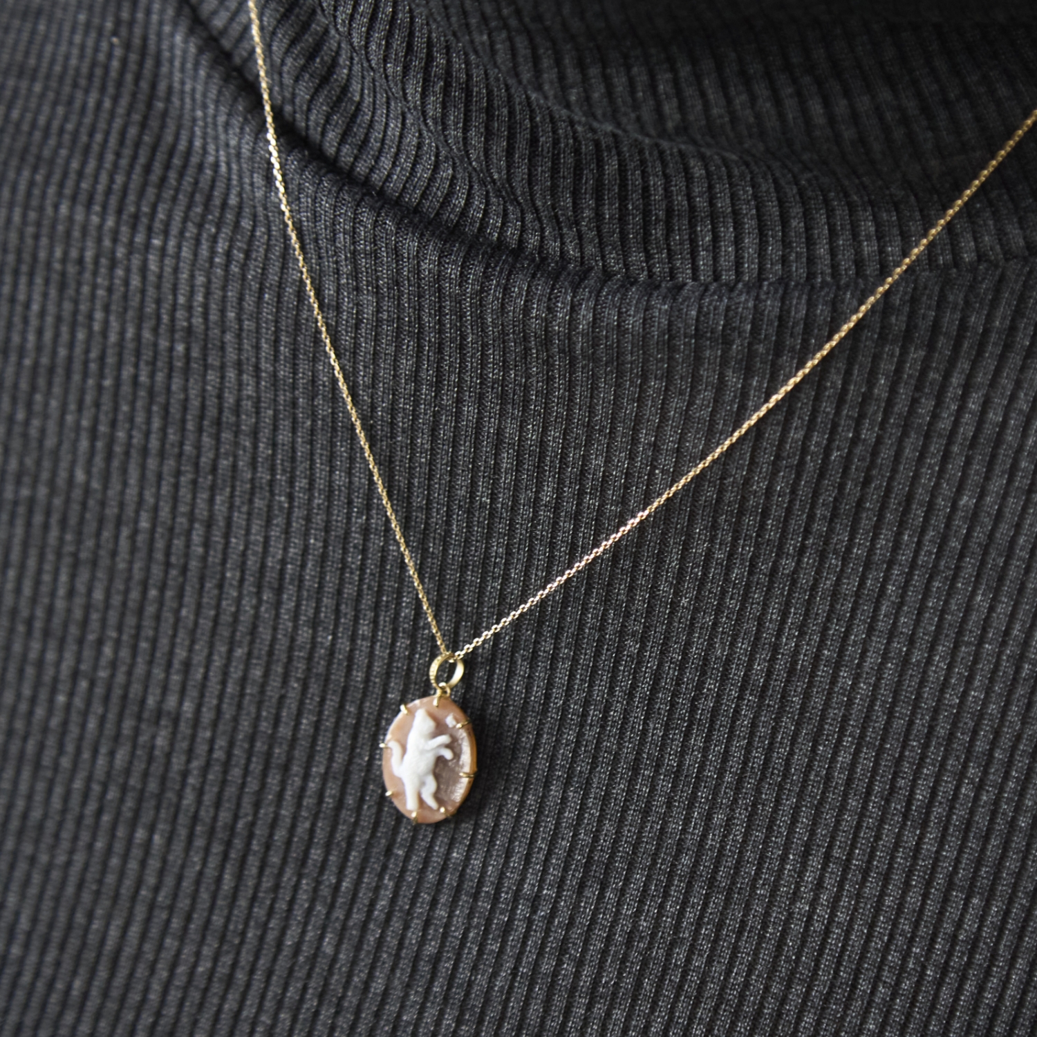 La mascotte cameo collection/猫と蝶 カメオペンダントトップ