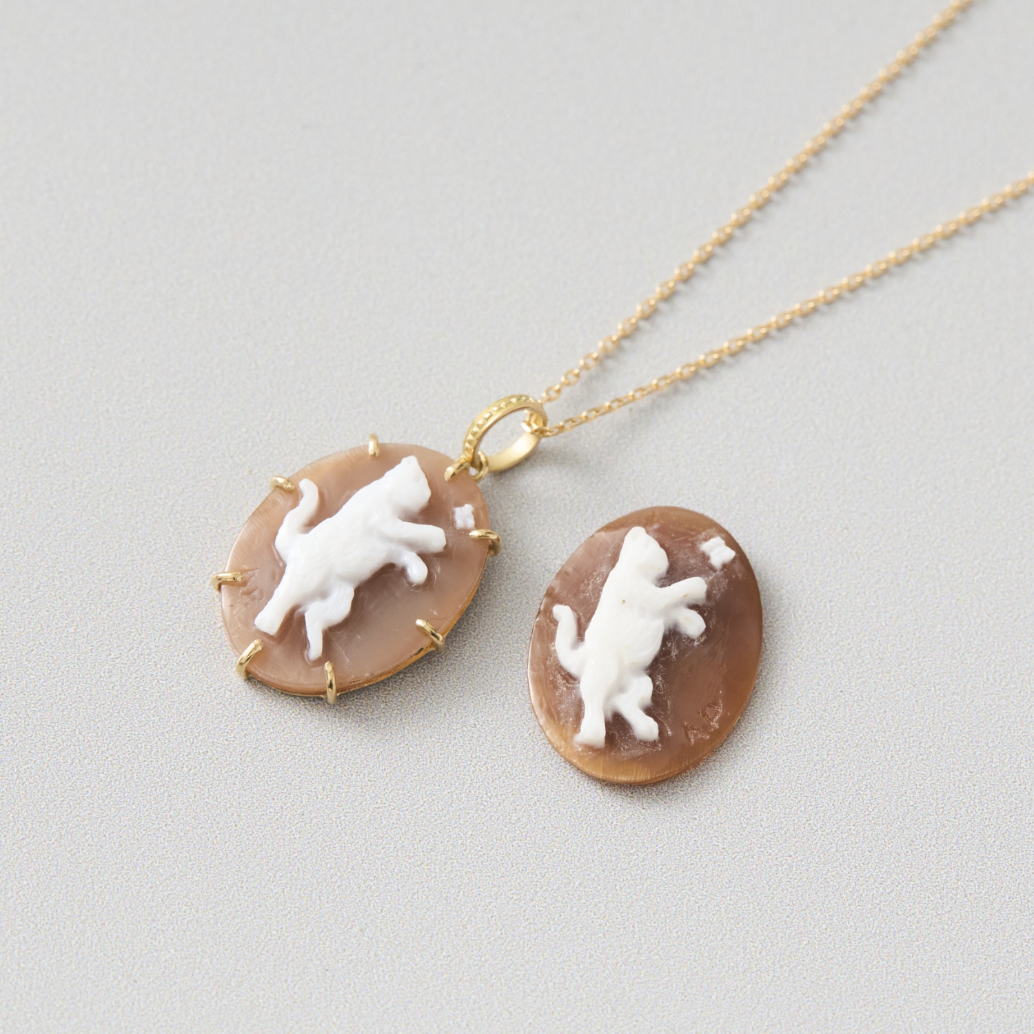 La mascotte cameo collection/猫と蝶 カメオペンダントトップ