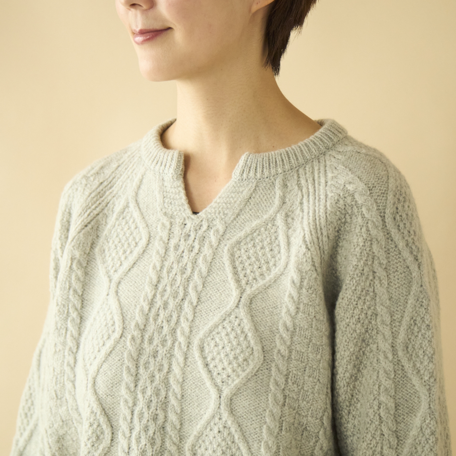 SAIFUKU/ウール100%アラン柄プルオーバー　キーネック