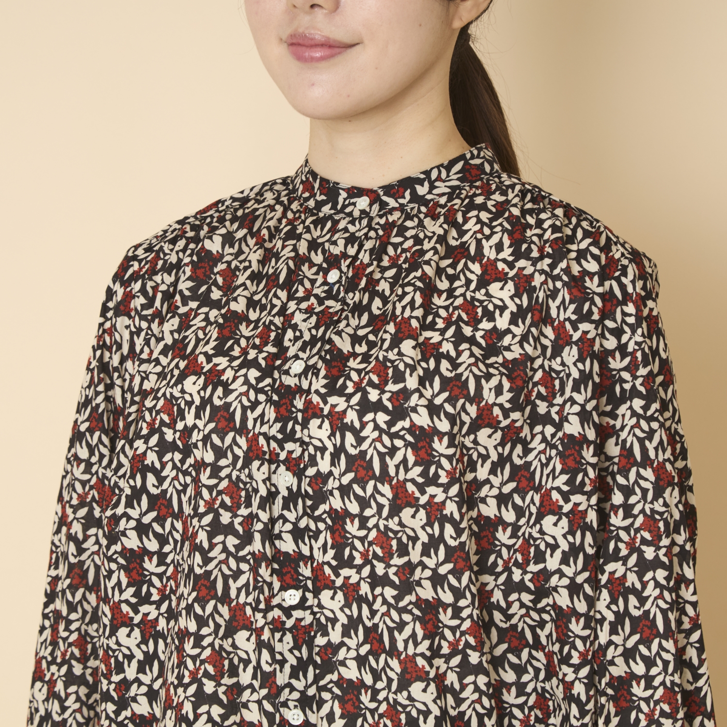 PONT DE CHALONS/フラワープリントギャザーブラウス ブラック