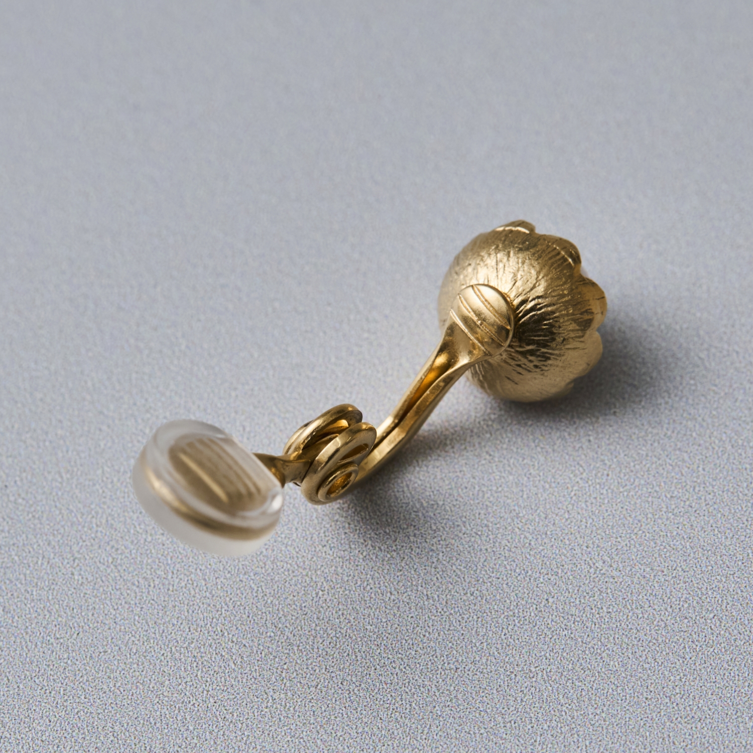 Ouca/スカラップフレーム淡水パール8mmイヤリング