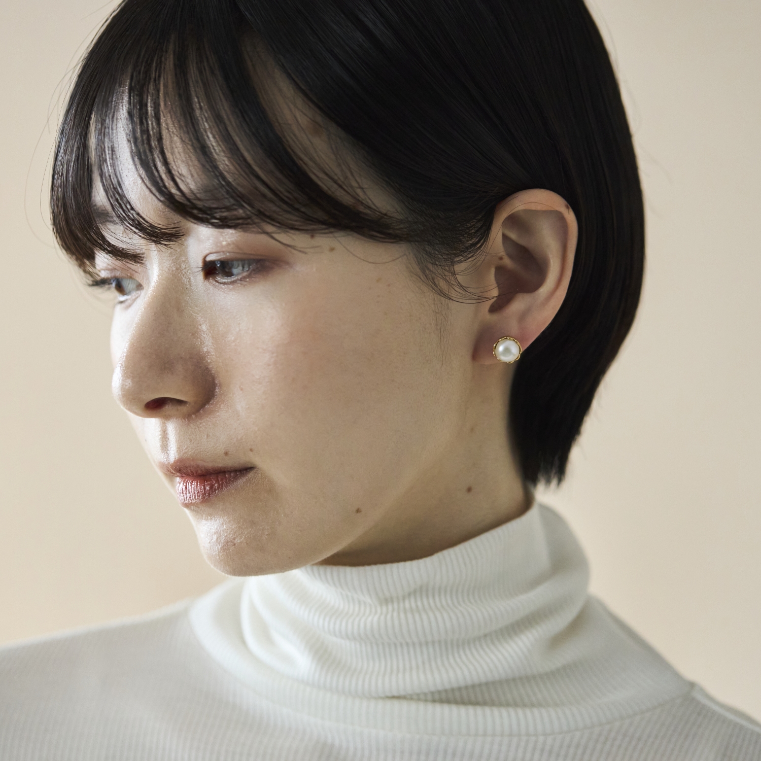 Ouca/スカラップフレーム淡水パール8mm直付けピアス