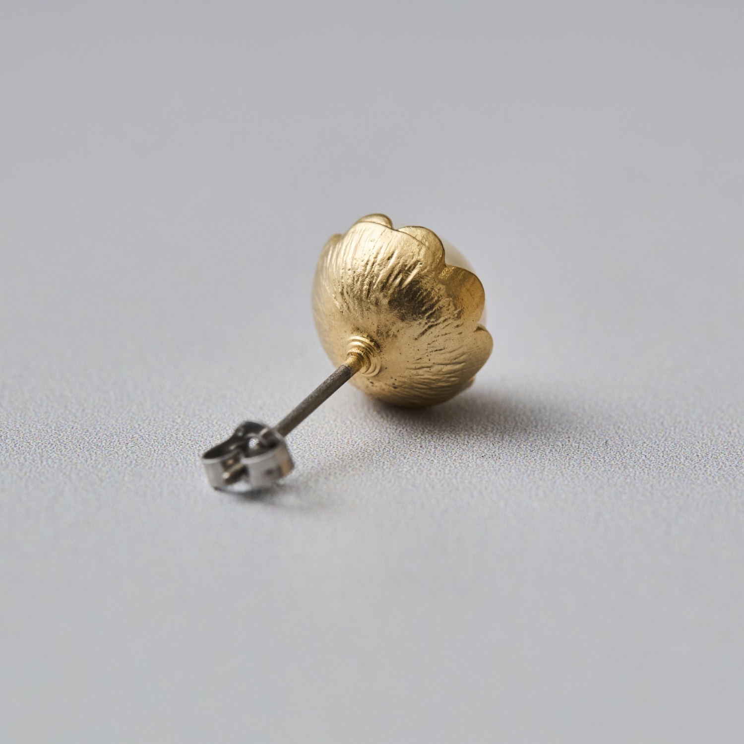 Ouca/スカラップフレーム淡水パール8mm直付けピアス