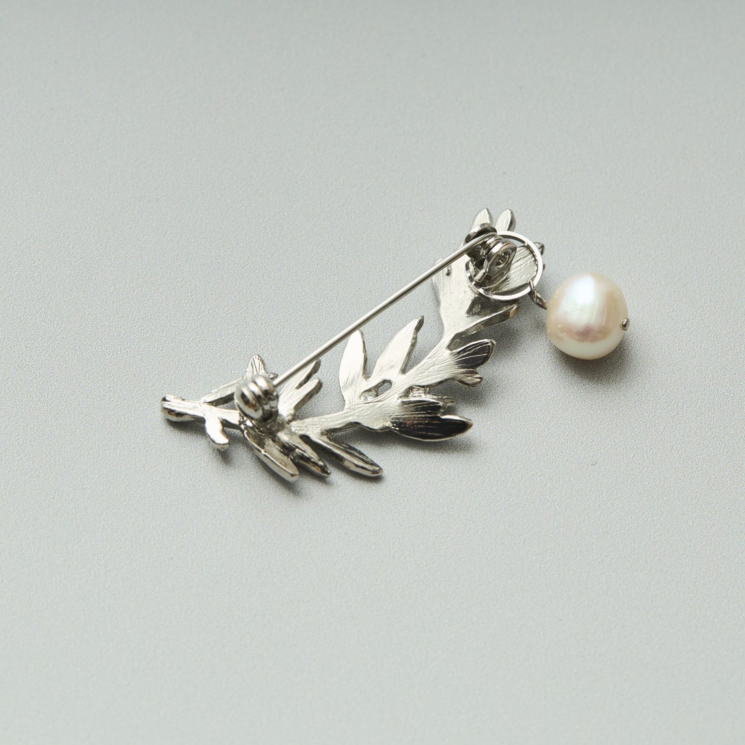 Ouca/リーフ＋大粒淡水パールブローチ ハーフ