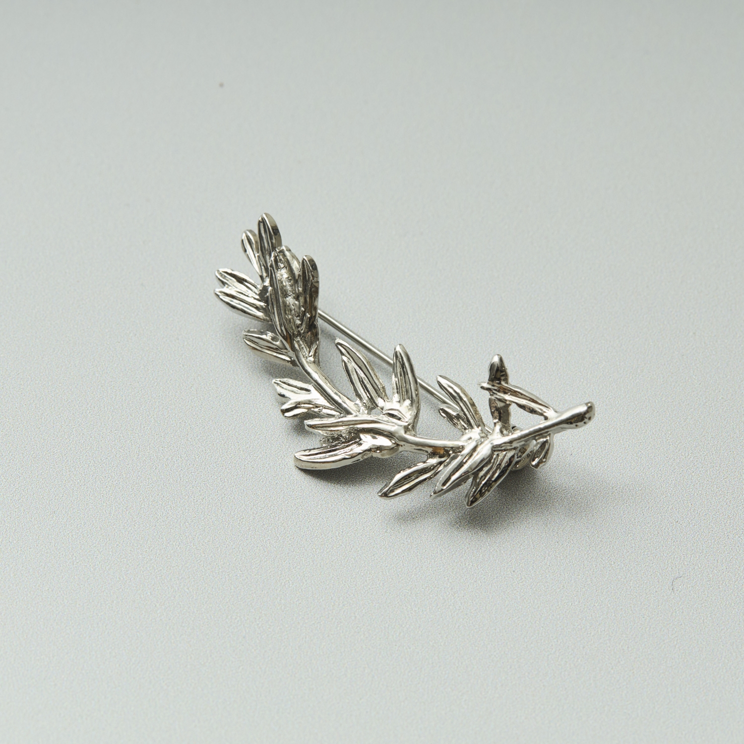 Ouca/リーフ＋大粒淡水パールブローチ ハーフ