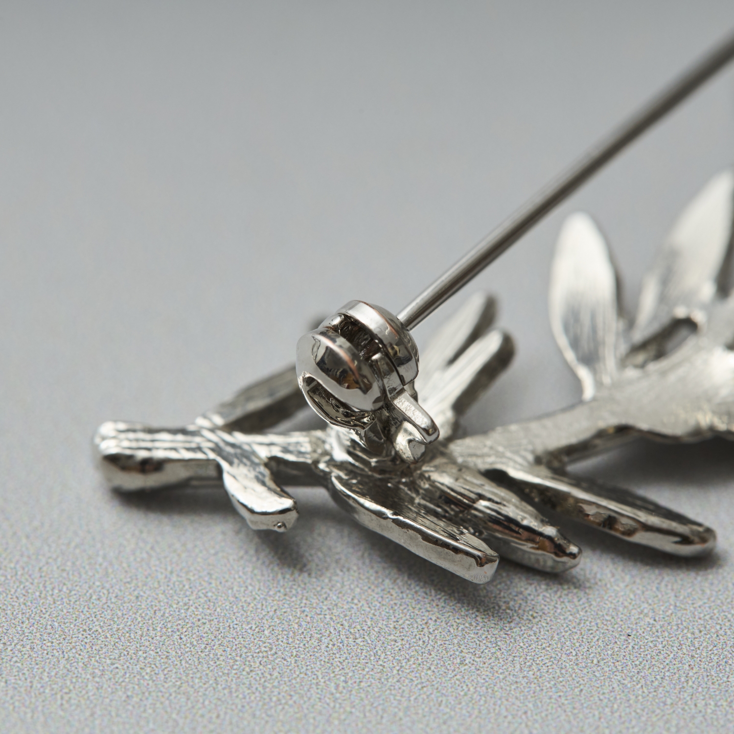 Ouca/リーフ＋大粒淡水パールブローチ ハーフ