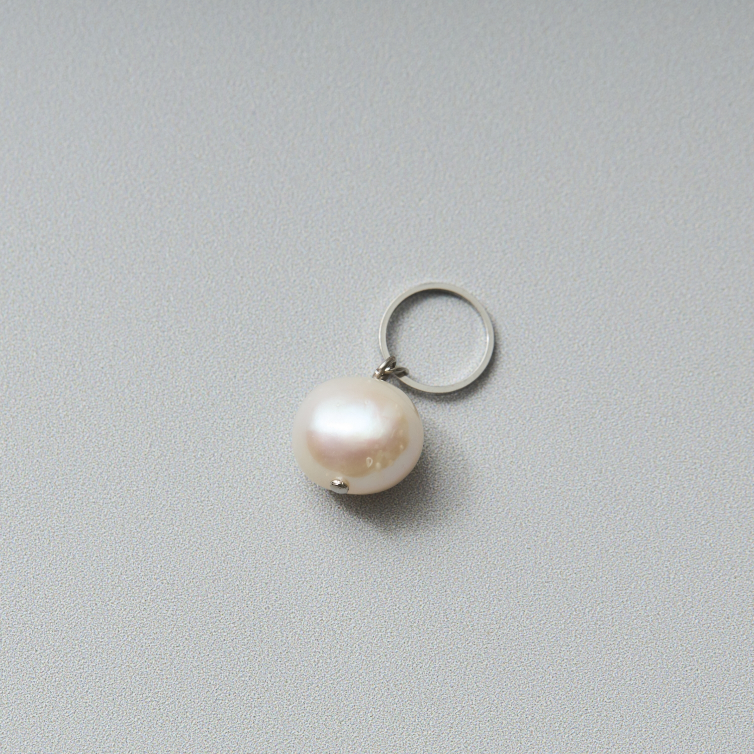 Ouca/リーフ＋大粒淡水パールブローチ ハーフ