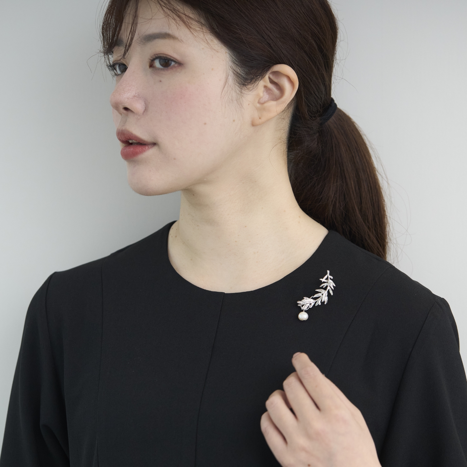 Ouca/リーフ＋大粒淡水パールブローチ ハーフ