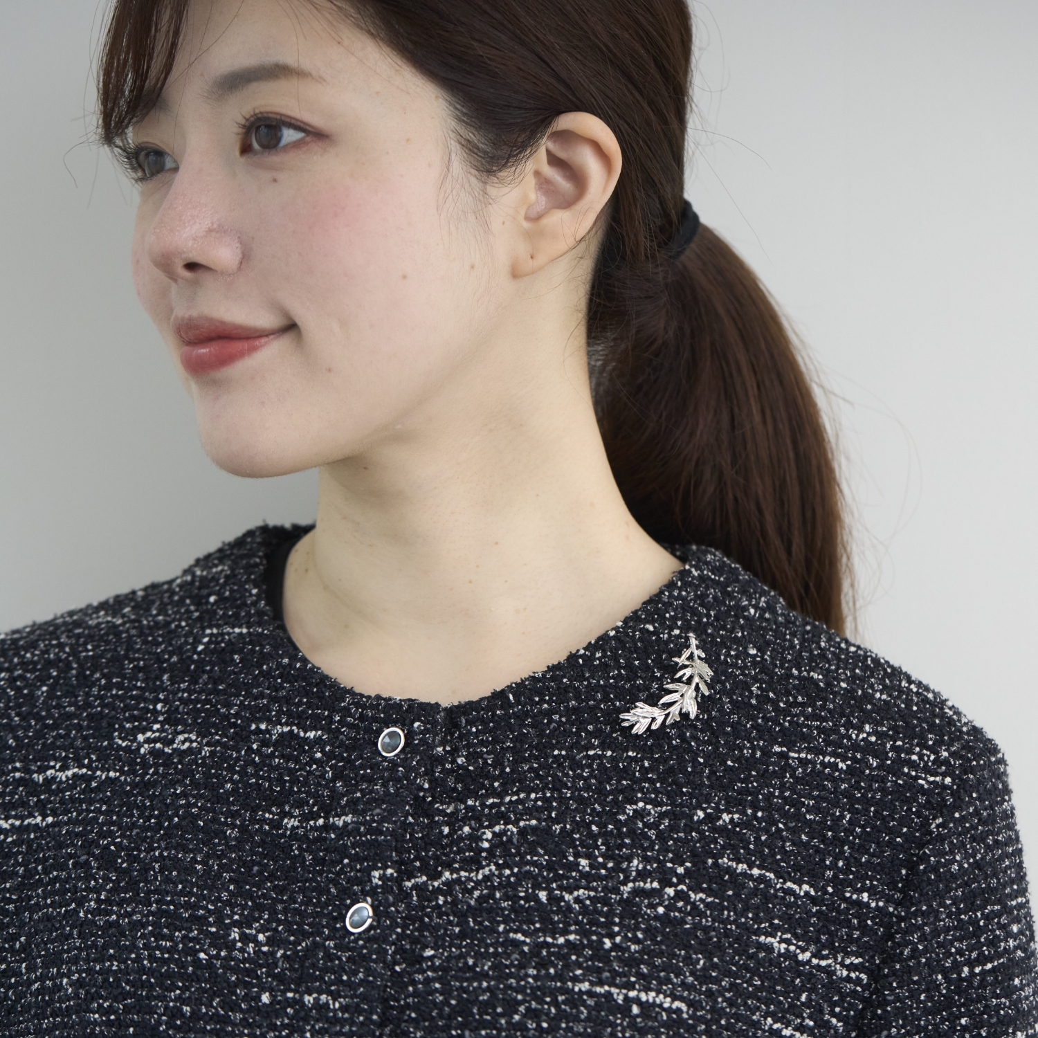 Ouca/リーフ＋大粒淡水パールブローチ ハーフ