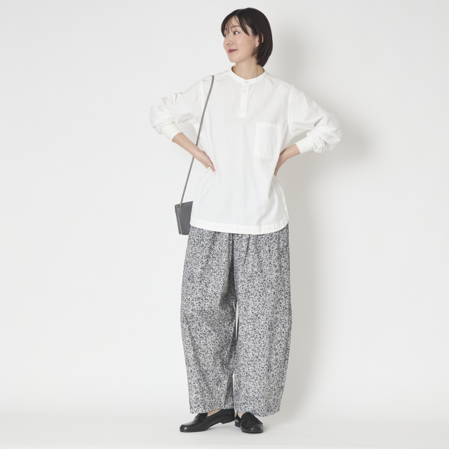 TUTIE./コットンリネンフラワープリントパンツ