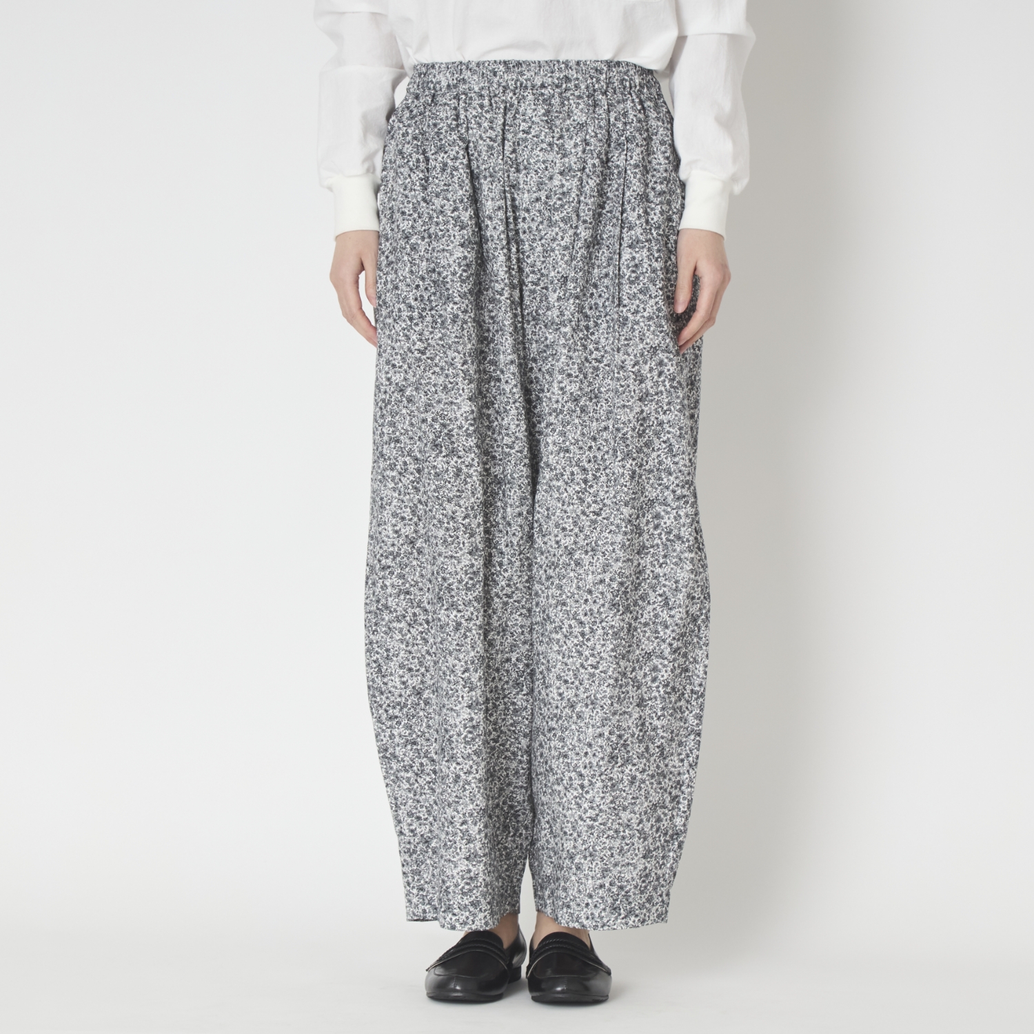 TUTIE./コットンリネンフラワープリントパンツ