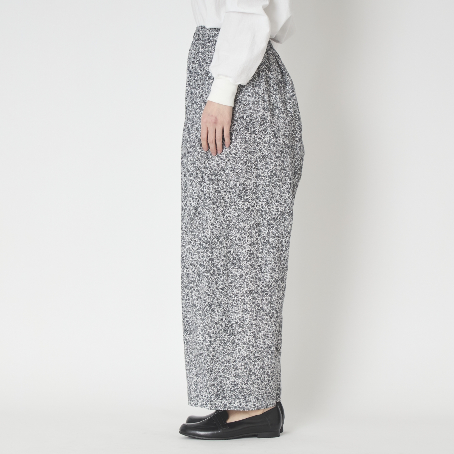 TUTIE./コットンリネンフラワープリントパンツ