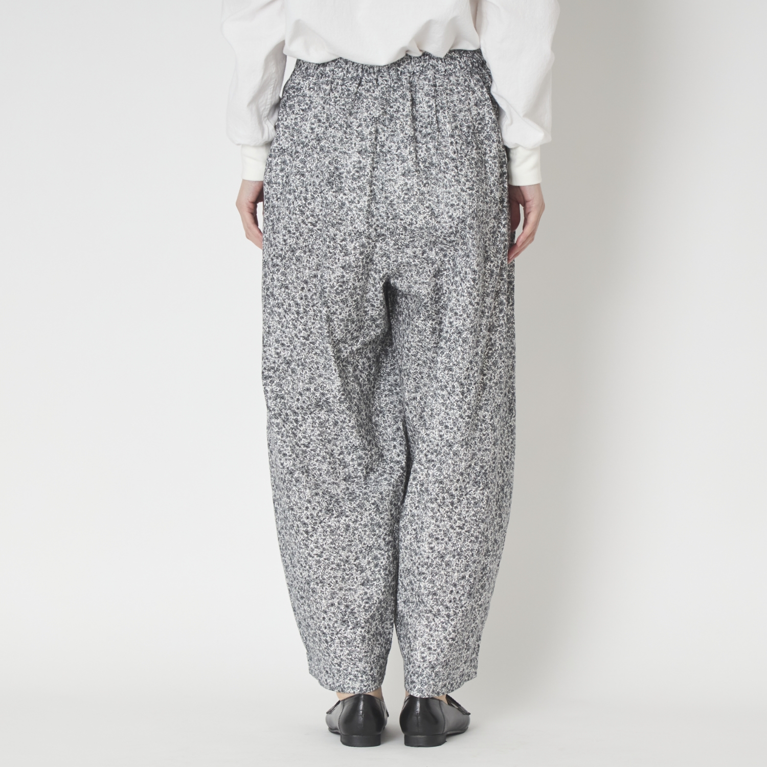 TUTIE./コットンリネンフラワープリントパンツ