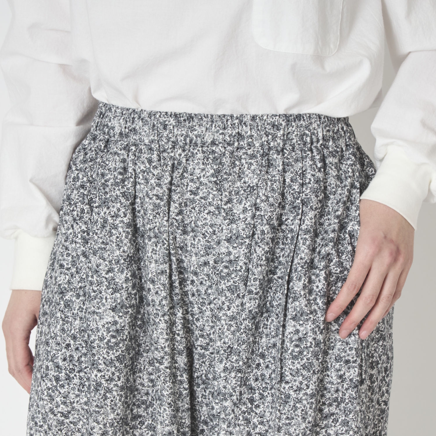 TUTIE./コットンリネンフラワープリントパンツ