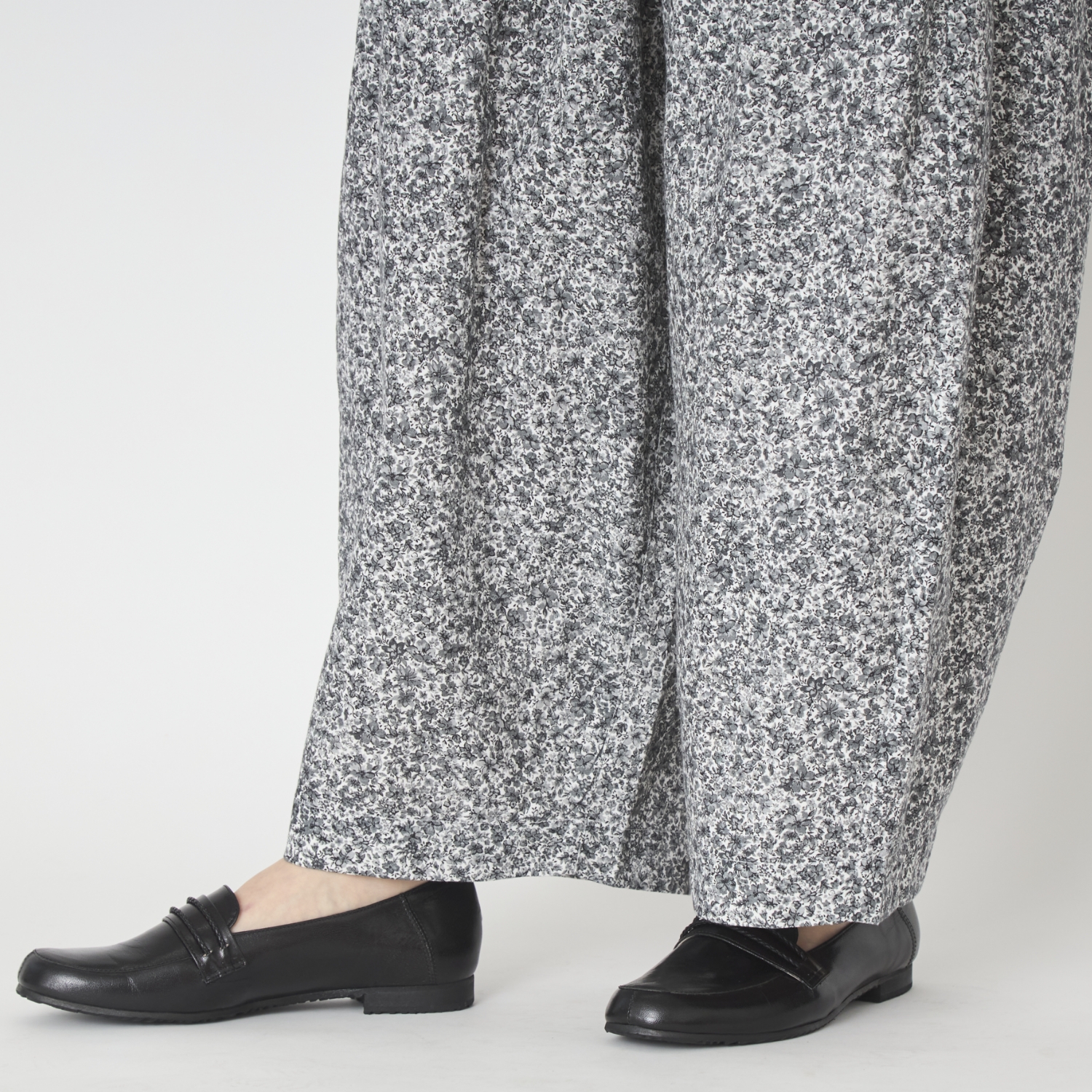 TUTIE./コットンリネンフラワープリントパンツ