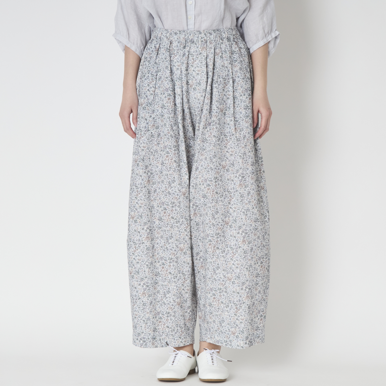 TUTIE./コットンリネンフラワープリントパンツ