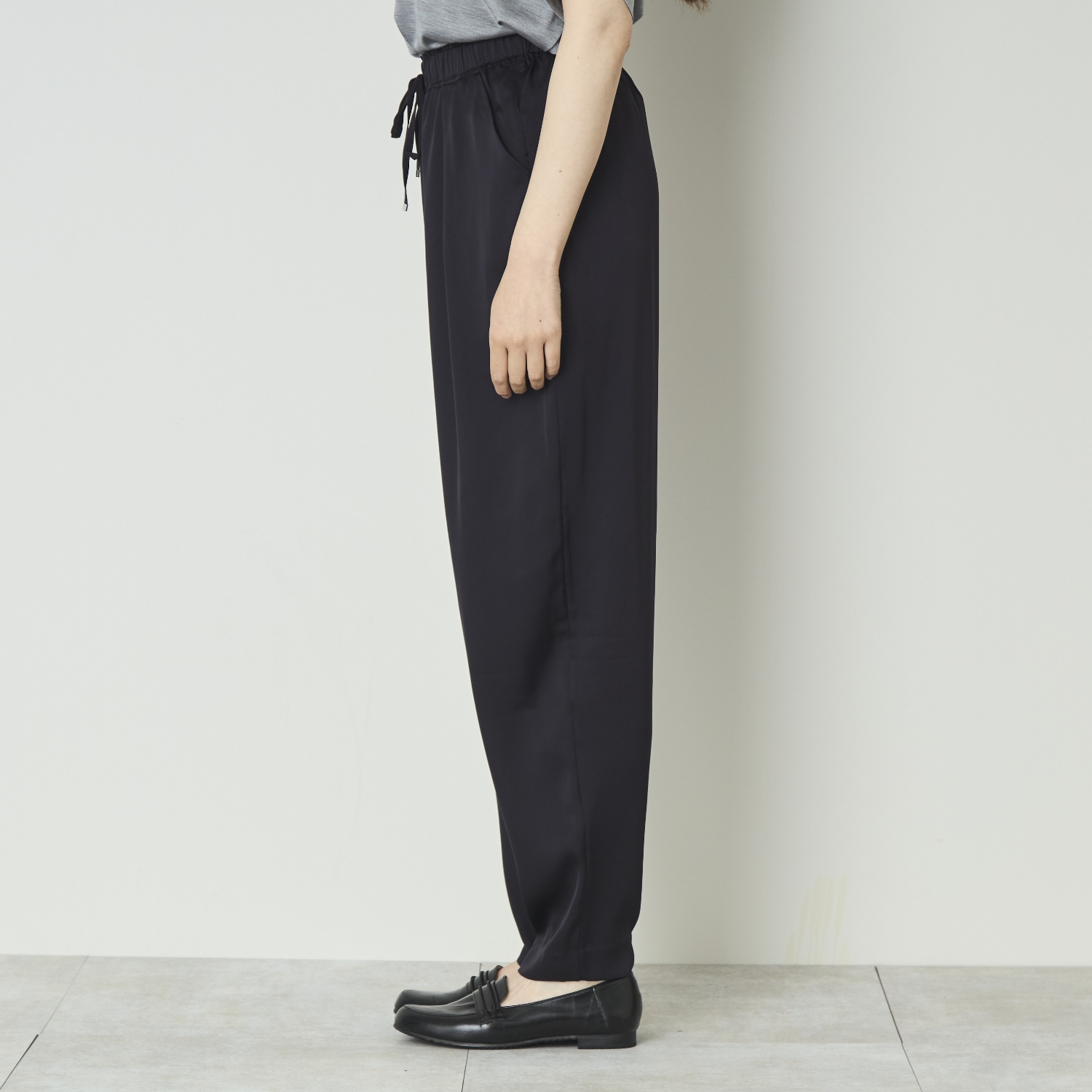 DRESS HERSELF/シルクサテンテーパードパンツ