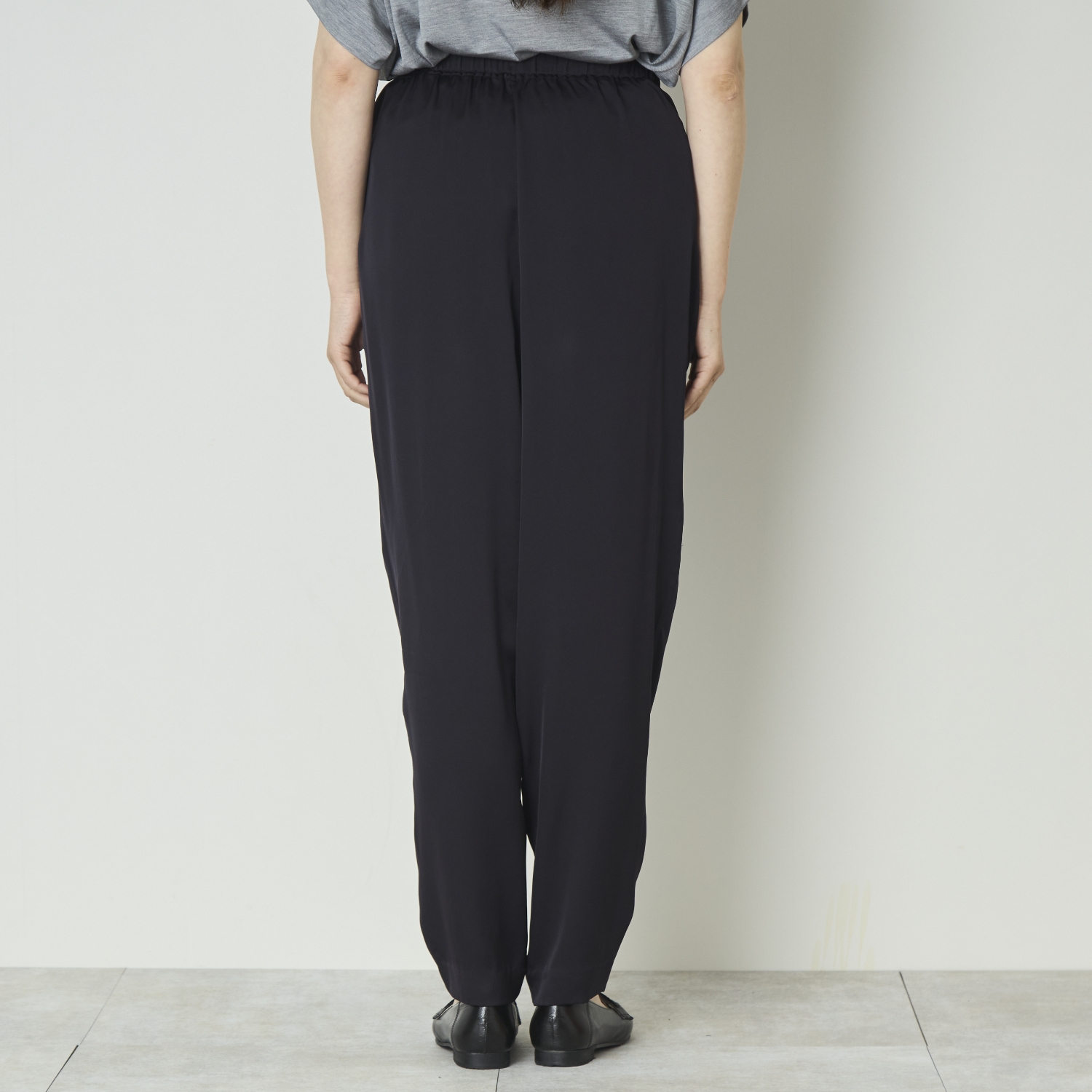 DRESS HERSELF/シルクサテンテーパードパンツ