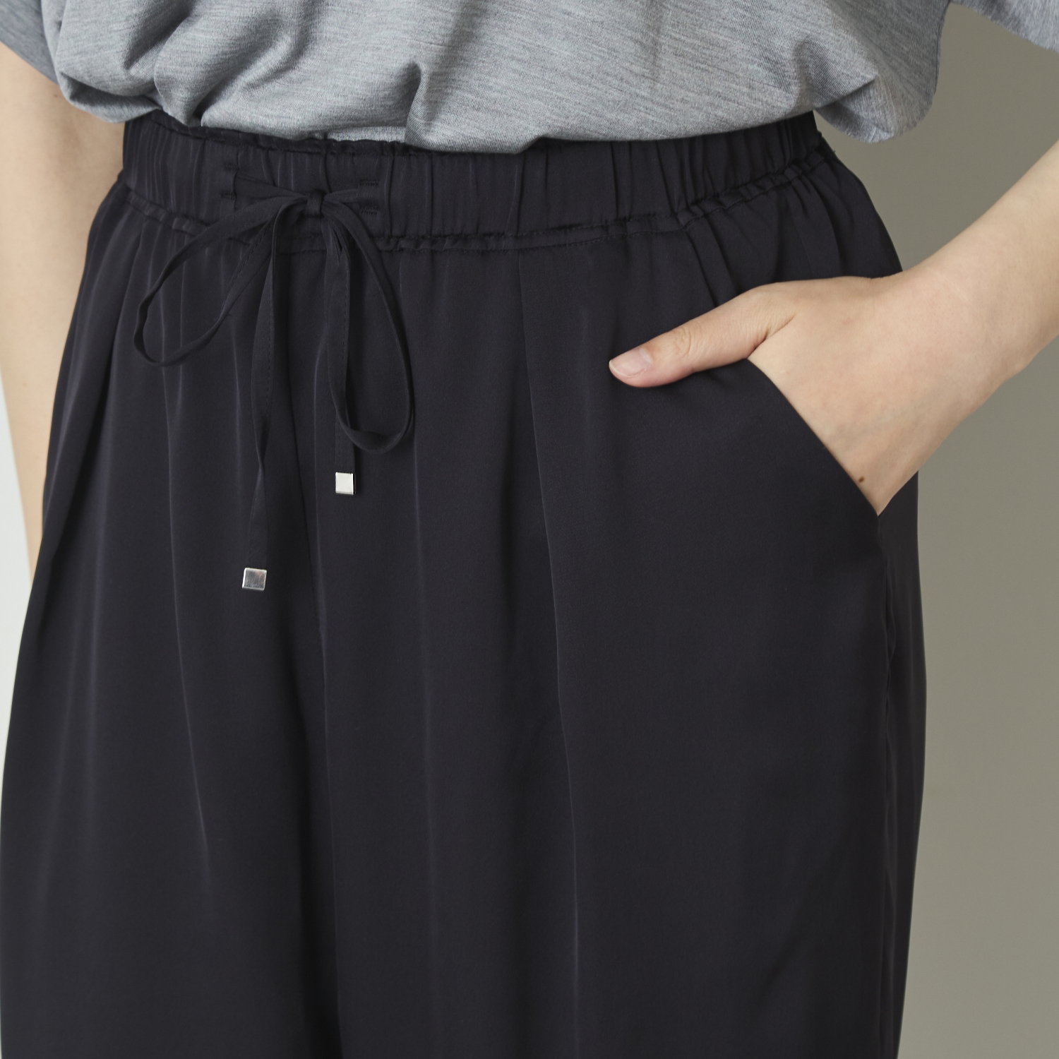 DRESS HERSELF/シルクサテンテーパードパンツ