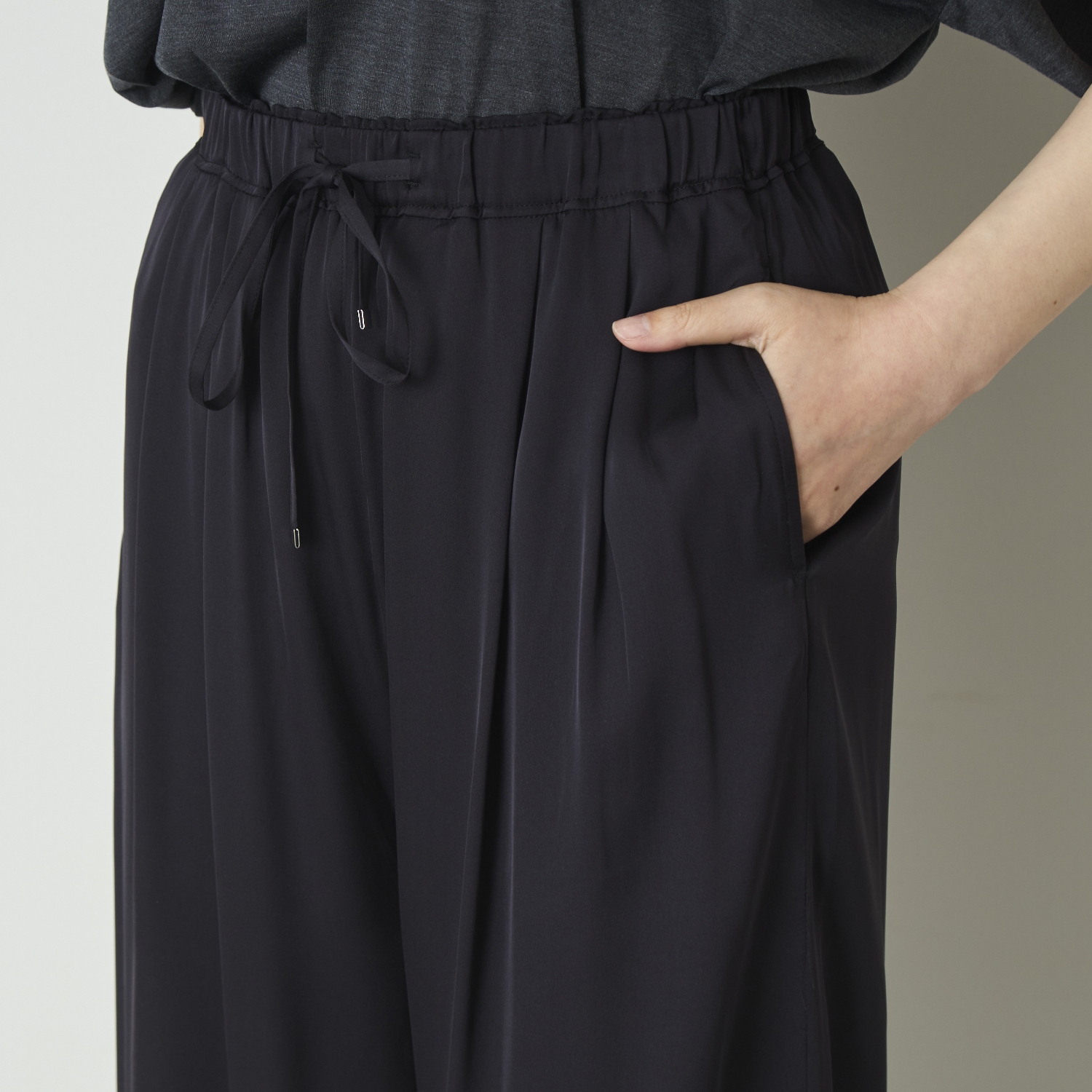 DRESS HERSELF/シルクサテンワイドパンツ