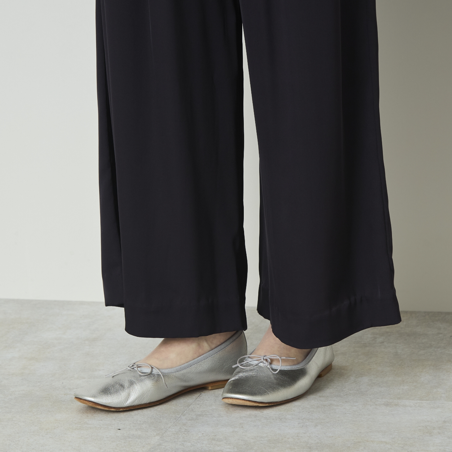 DRESS HERSELF/シルクサテンワイドパンツ