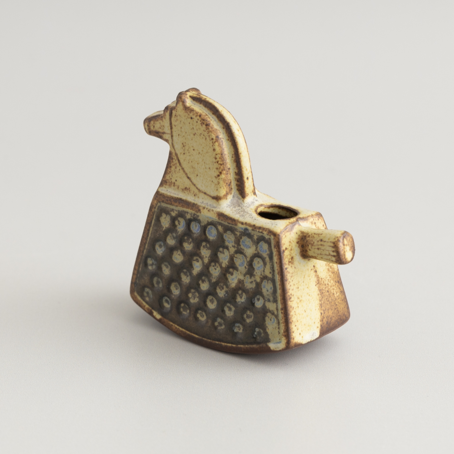 かしわ窯/ベース A small horse