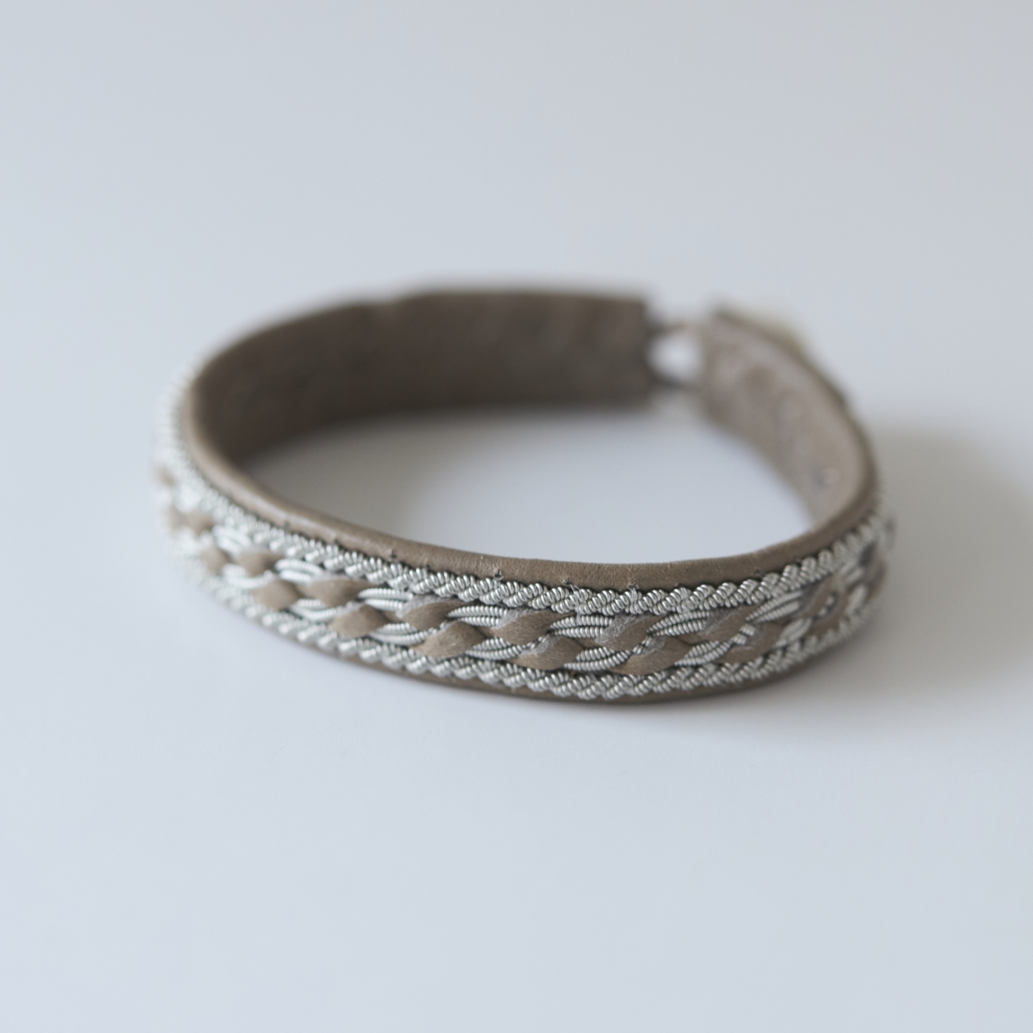 銀製 チャームブレスレット 和風モチーフ　工芸品 saami crafts/【受注会限定】ブレスレット AL012 -レザーに銀錫糸で