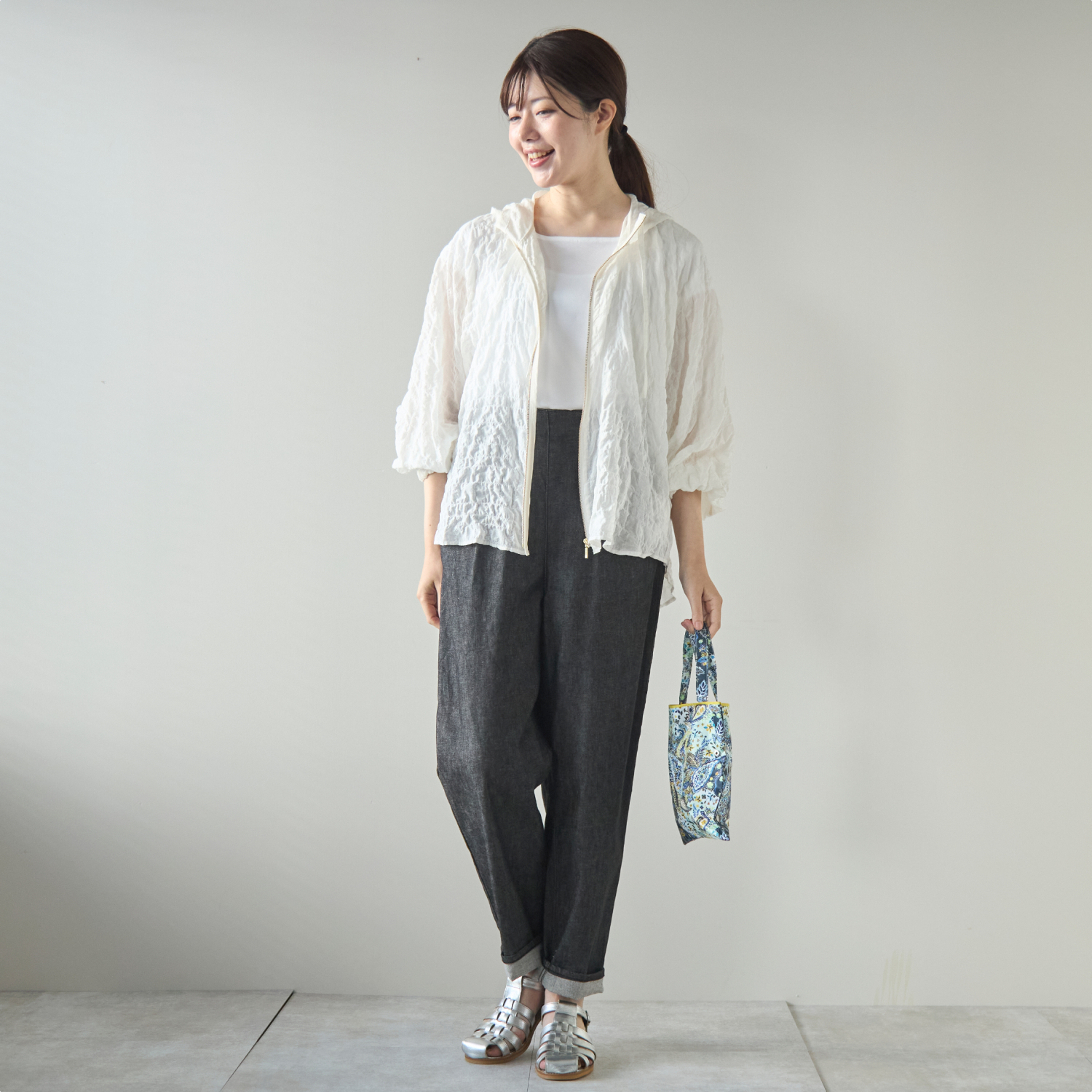 Kilka/軽くてシワを気にせず使える、薄手コットンパーカー
