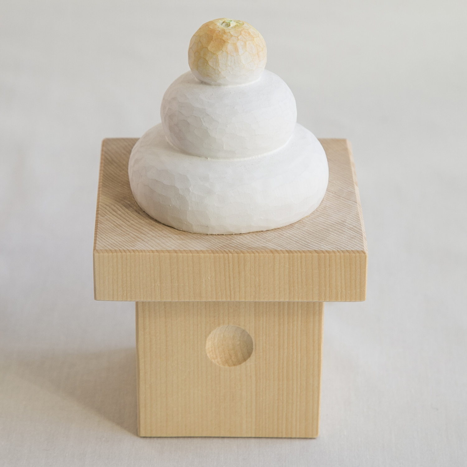鈴木彫刻所/鏡餅 Ｌ -ふんわりすべすべ、一木造りの鏡餅 - スタイルストア