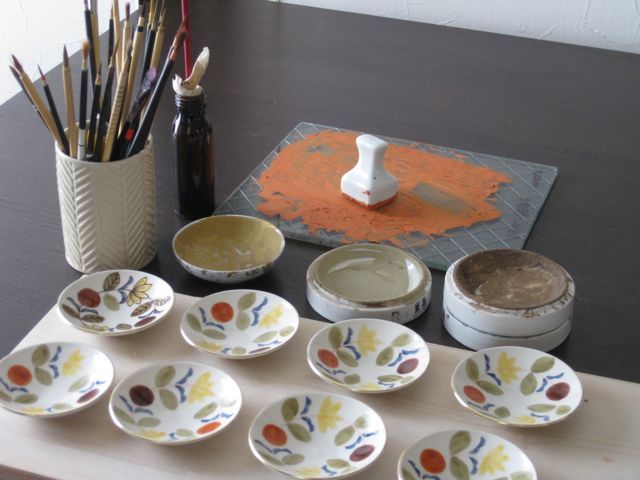 Studio Karakusa/花つなぎ文豆皿 -繊細で美しい花模様の金彩色絵の豆皿 
